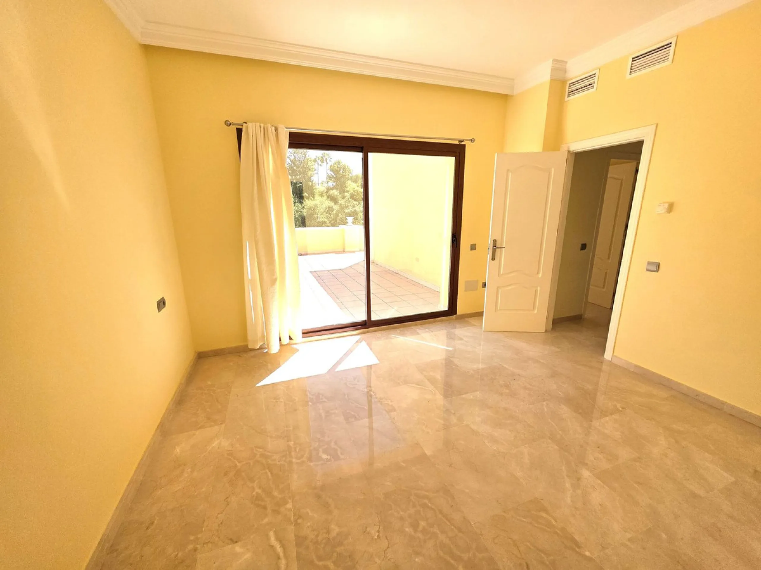 Luxury villa built on two floors plus a basement and a large garage for several cars, located in Hacienda Las Chapas, near Marbella and Malaga airport and Malaga city. Close to all services and near the beach! The villa is in perfect condition, offering f