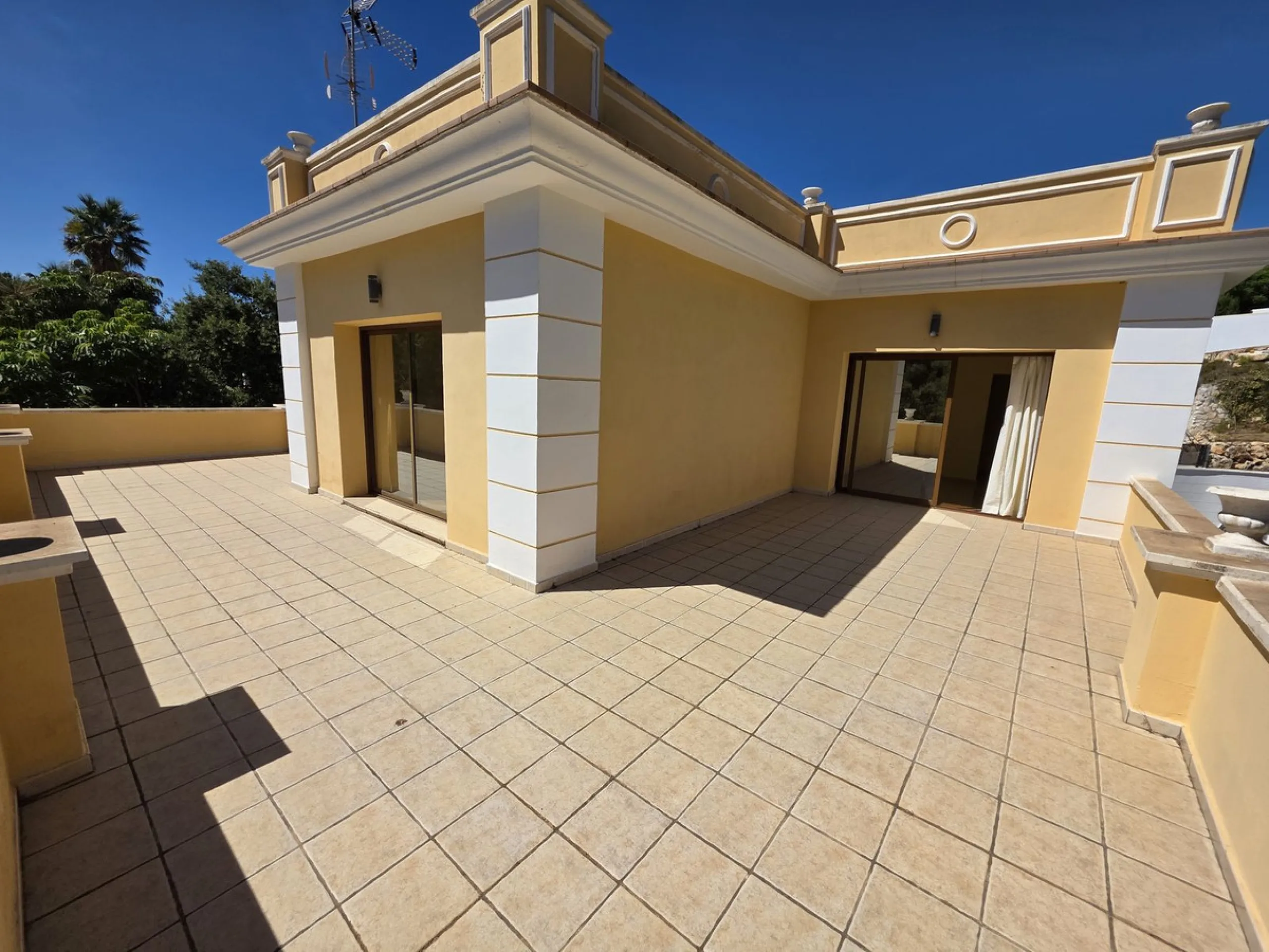 Luxury villa built on two floors plus a basement and a large garage for several cars, located in Hacienda Las Chapas, near Marbella and Malaga airport and Malaga city. Close to all services and near the beach! The villa is in perfect condition, offering f