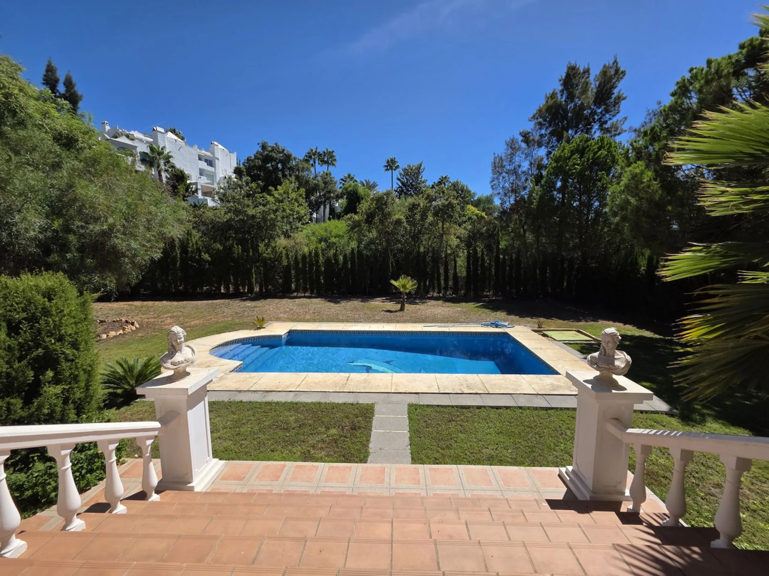 Luxury villa built on two floors plus a basement and a large garage for several cars, located in Hacienda Las Chapas, near Marbella and Malaga airport and Malaga city. Close to all services and near the beach! The villa is in perfect condition, offering f