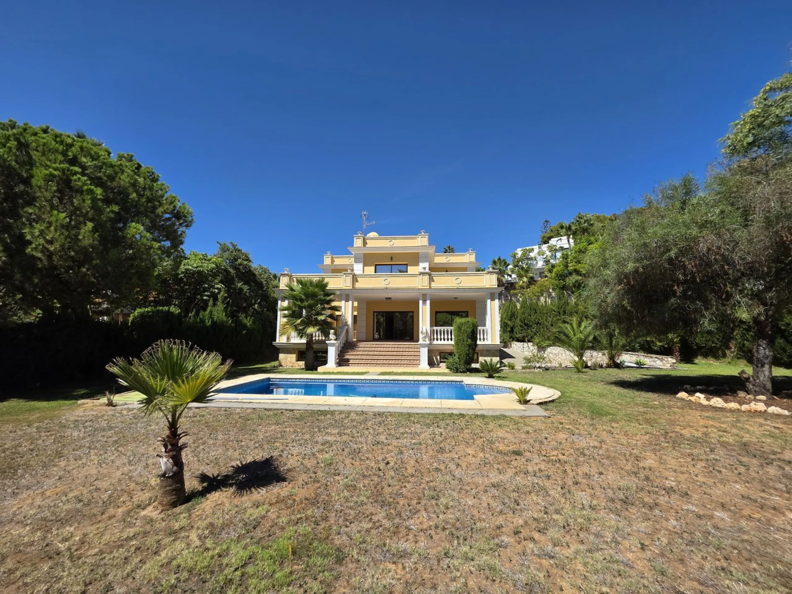 Luxury villa built on two floors plus a basement and a large garage for several cars, located in Hacienda Las Chapas, near Marbella and Malaga airport and Malaga city. Close to all services and near the beach! The villa is in perfect condition, offering f