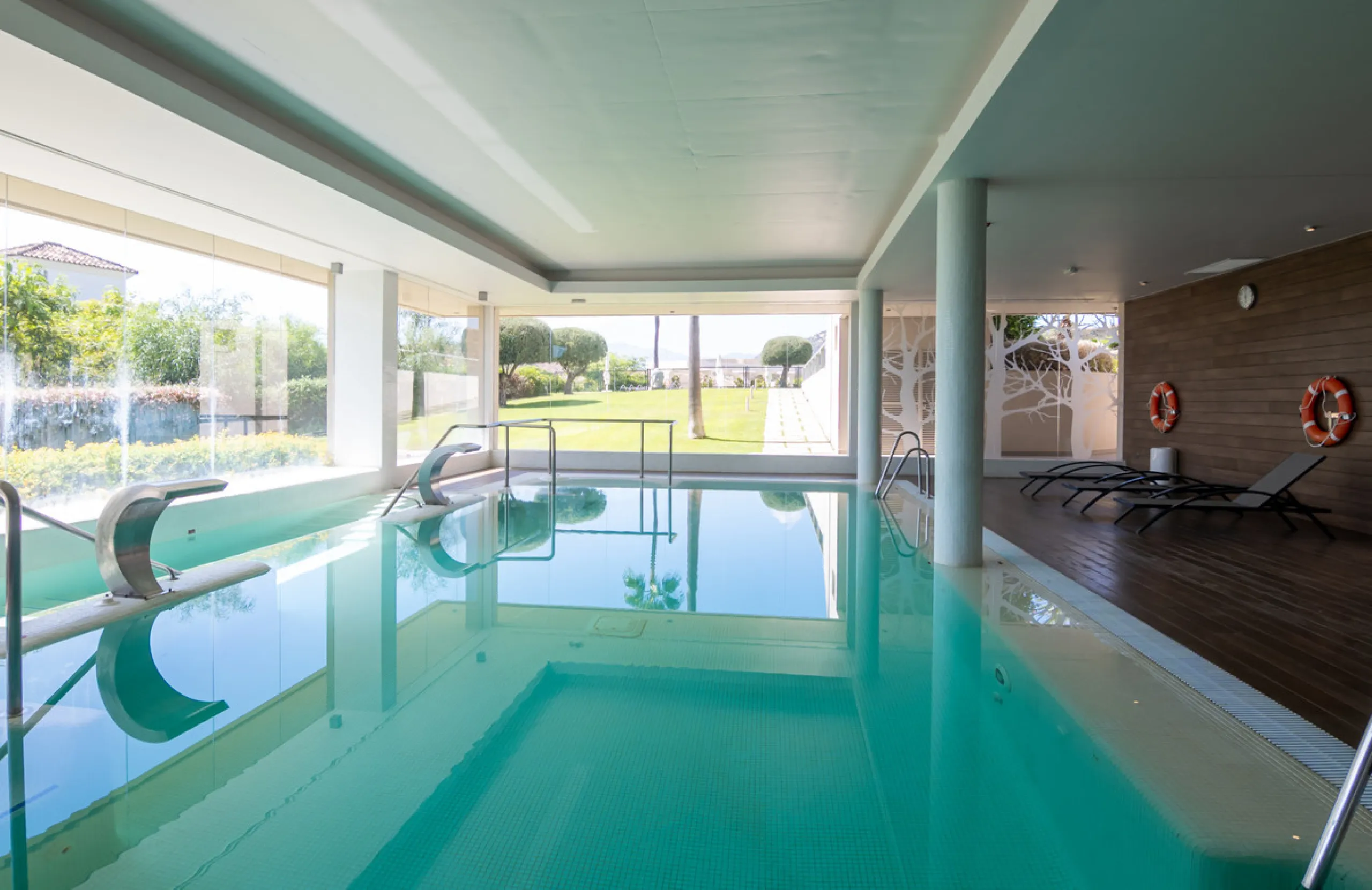 This modern apartment offers a range of features designed to enhance your living experience. The property boasts three bedrooms, each with its own en-suite bathroom, adding a touch of luxury. The apartment's west orientation allows for ample natural light