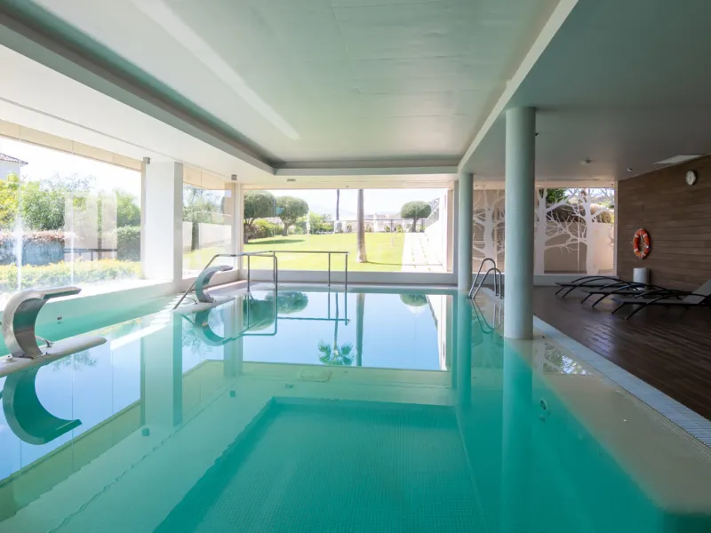 This modern apartment offers a range of features designed to enhance your living experience. The property boasts three bedrooms, each with its own en-suite bathroom, adding a touch of luxury. The apartment's west orientation allows for ample natural light