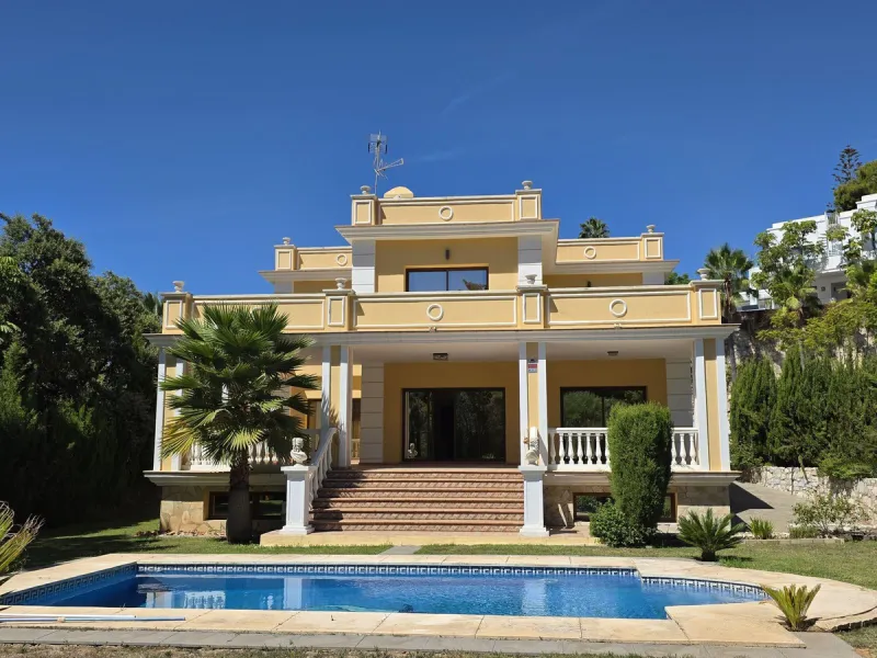 Luxury villa built on two floors plus a basement and a large garage for several cars, located in Hacienda Las Chapas, near Marbella and Malaga airport and Malaga city. Close to all services and near the beach! The villa is in perfect condition, offering f