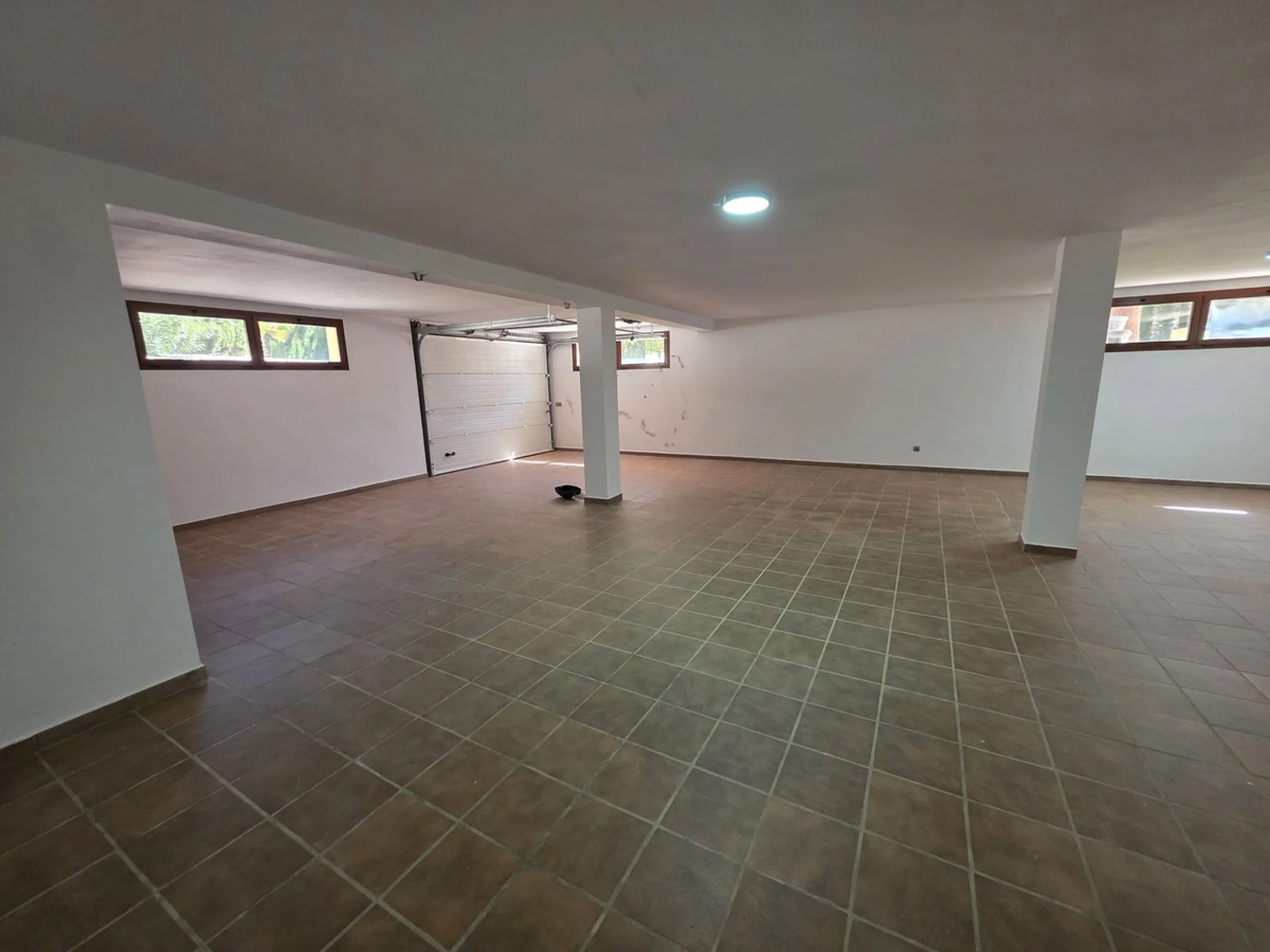 Luxury villa built on two floors plus a basement and a large garage for several cars, located in Hacienda Las Chapas, near Marbella and Malaga airport and Malaga city. Close to all services and near the beach! The villa is in perfect condition, offering f