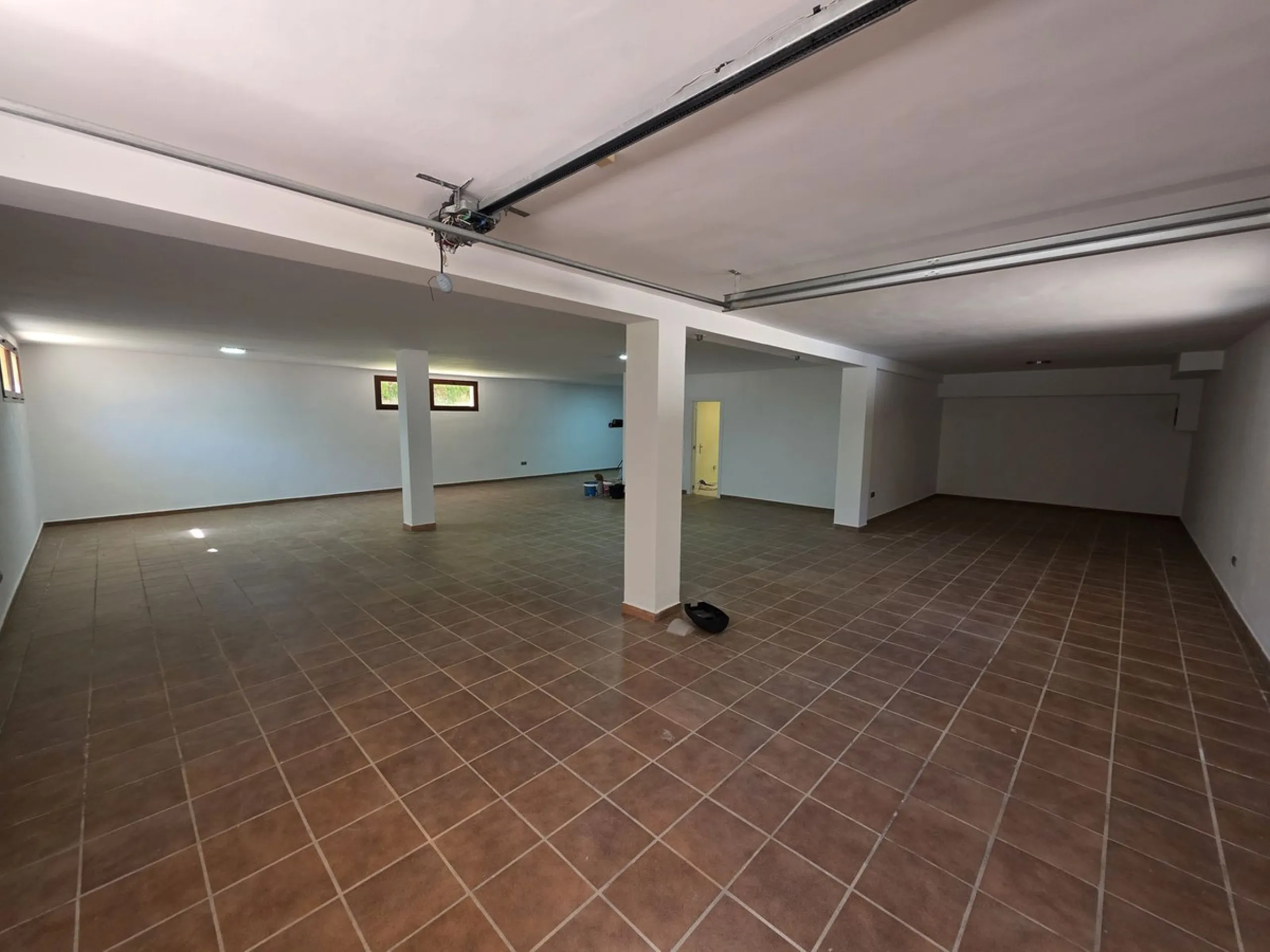 Luxury villa built on two floors plus a basement and a large garage for several cars, located in Hacienda Las Chapas, near Marbella and Malaga airport and Malaga city. Close to all services and near the beach! The villa is in perfect condition, offering f