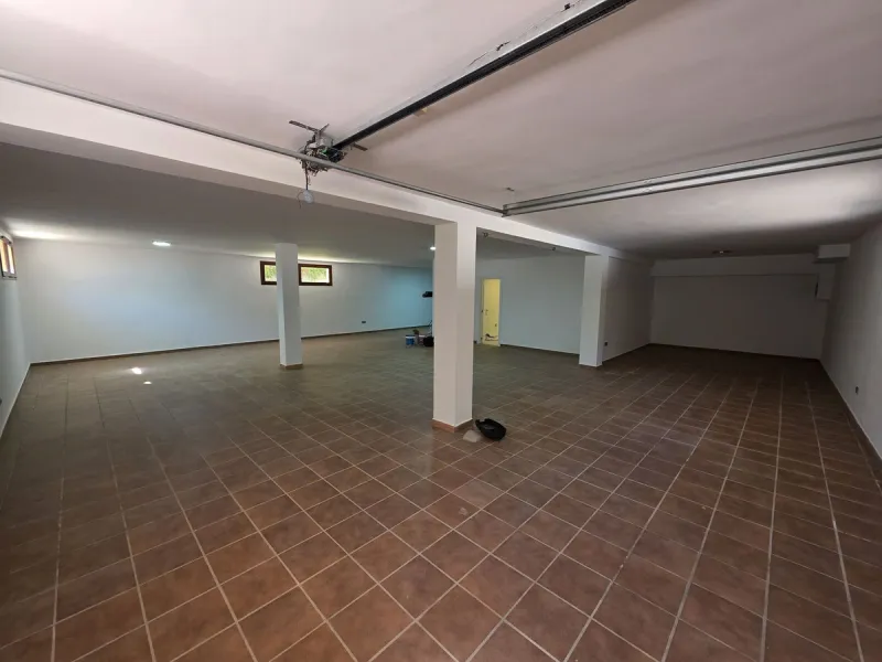 Luxury villa built on two floors plus a basement and a large garage for several cars, located in Hacienda Las Chapas, near Marbella and Malaga airport and Malaga city. Close to all services and near the beach! The villa is in perfect condition, offering f