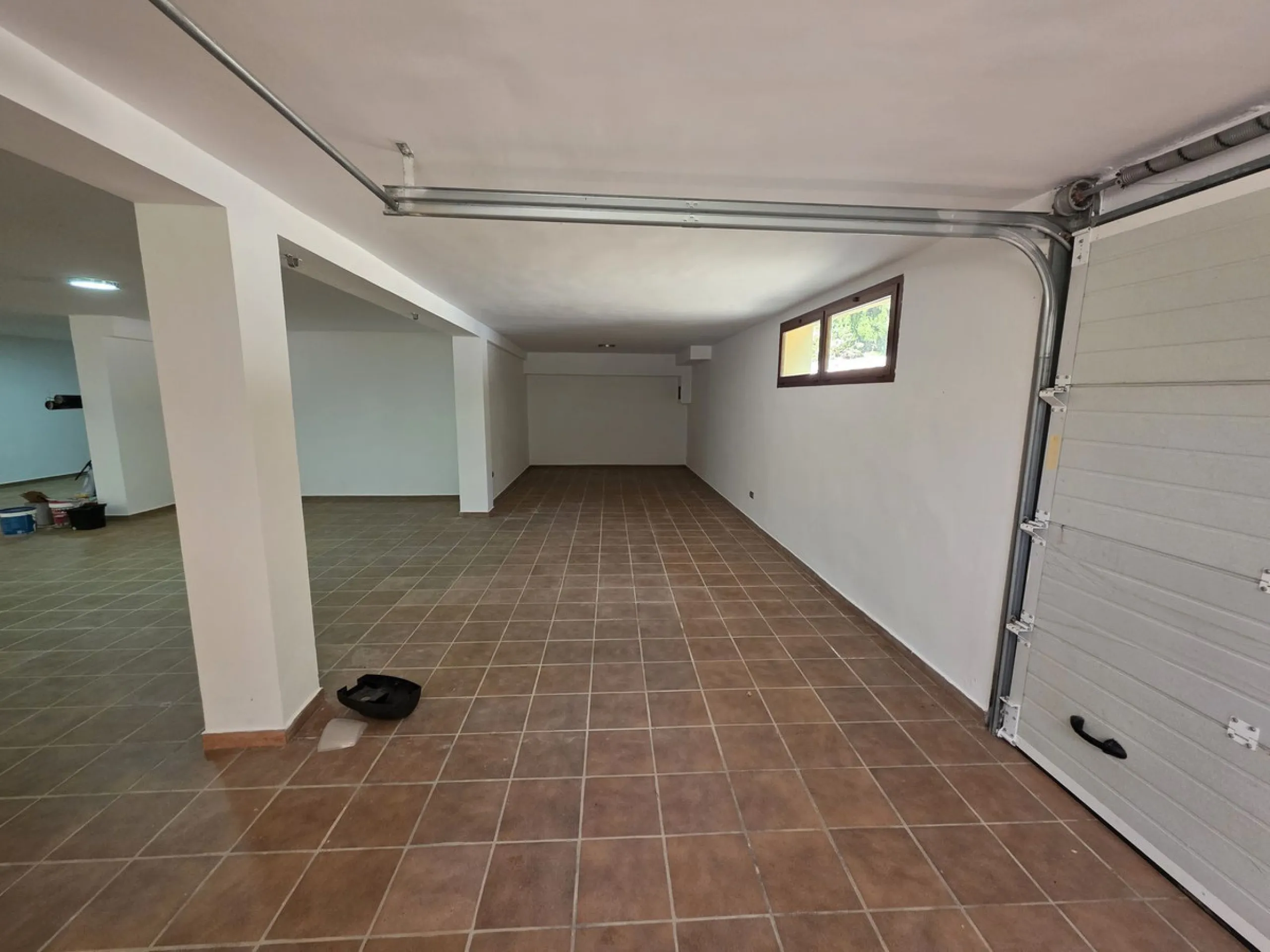 Luxury villa built on two floors plus a basement and a large garage for several cars, located in Hacienda Las Chapas, near Marbella and Malaga airport and Malaga city. Close to all services and near the beach! The villa is in perfect condition, offering f