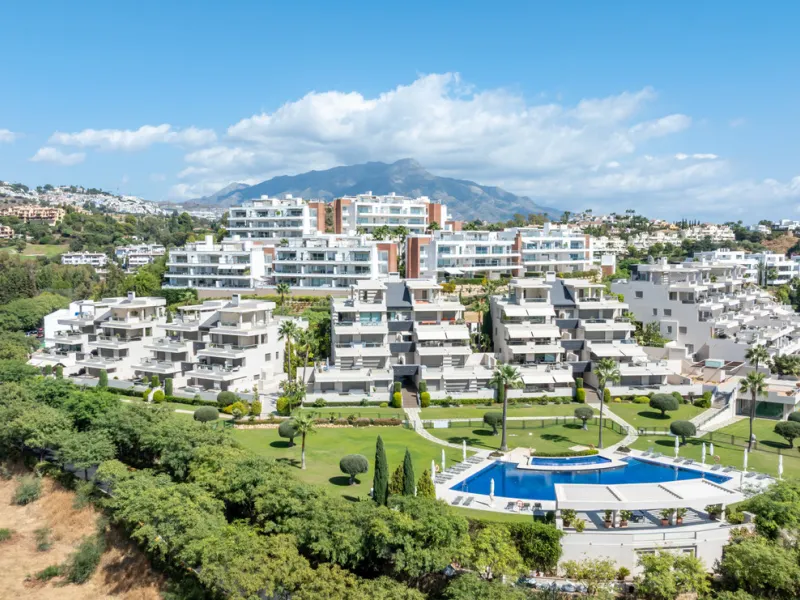 This modern apartment offers a range of features designed to enhance your living experience. The property boasts three bedrooms, each with its own en-suite bathroom, adding a touch of luxury. The apartment's west orientation allows for ample natural light