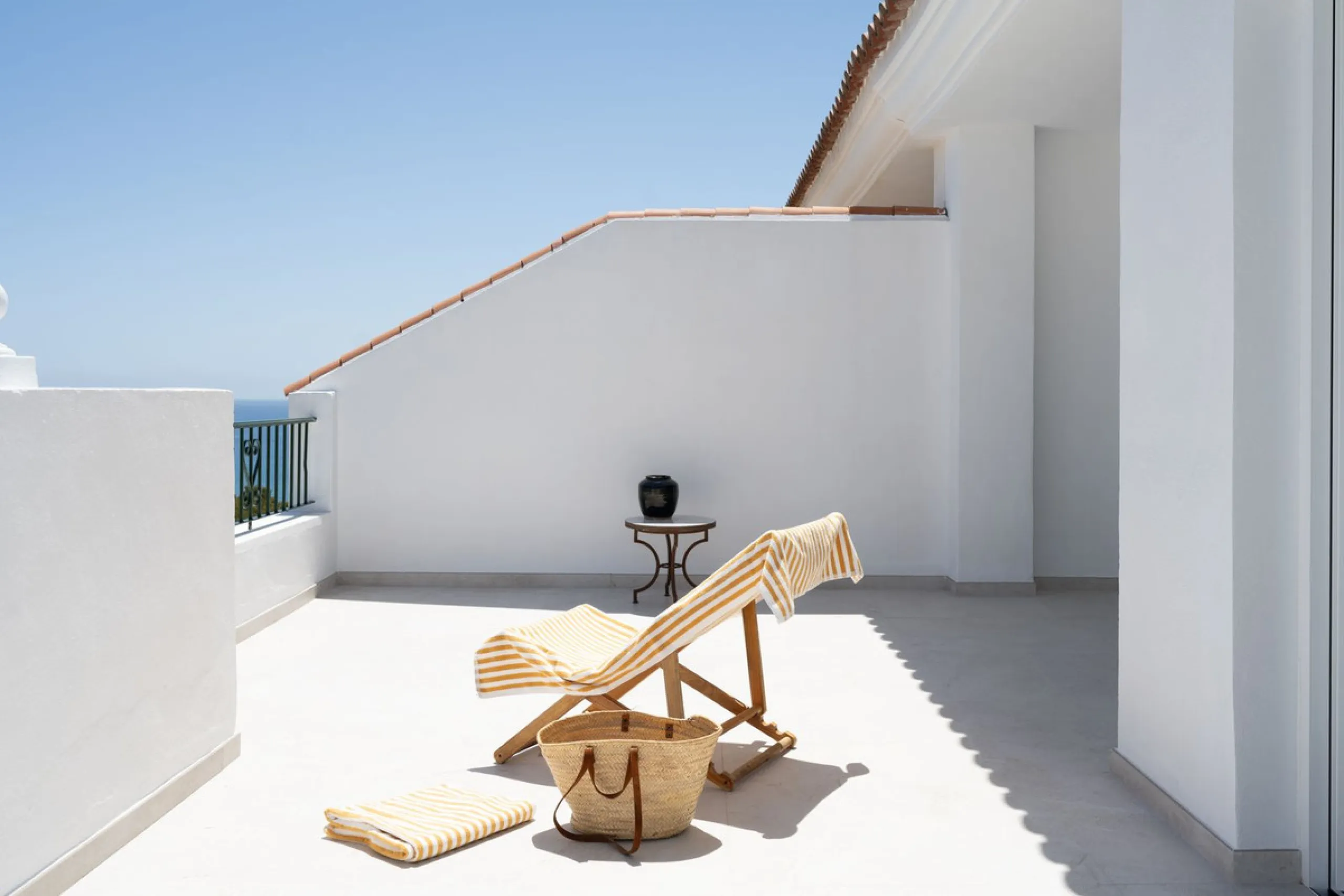 At the top of Miraflores, we welcome you to this newly renovated penthouse apartment with nothing less than breathtaking views of the Mediterranean and beautiful mountain views. On the horizon, on a clear day in autumn and spring, you will see the famous 