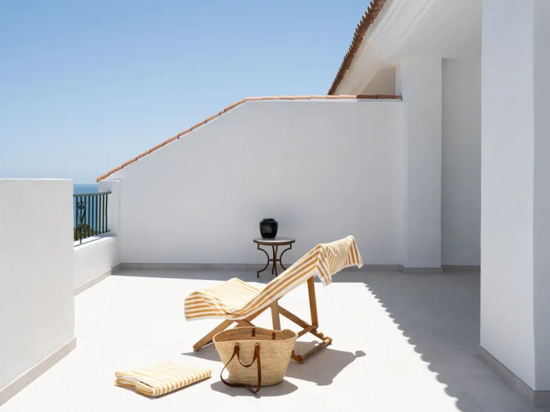 At the top of Miraflores, we welcome you to this newly renovated penthouse apartment with nothing less than breathtaking views of the Mediterranean and beautiful mountain views. On the horizon, on a clear day in autumn and spring, you will see the famous 