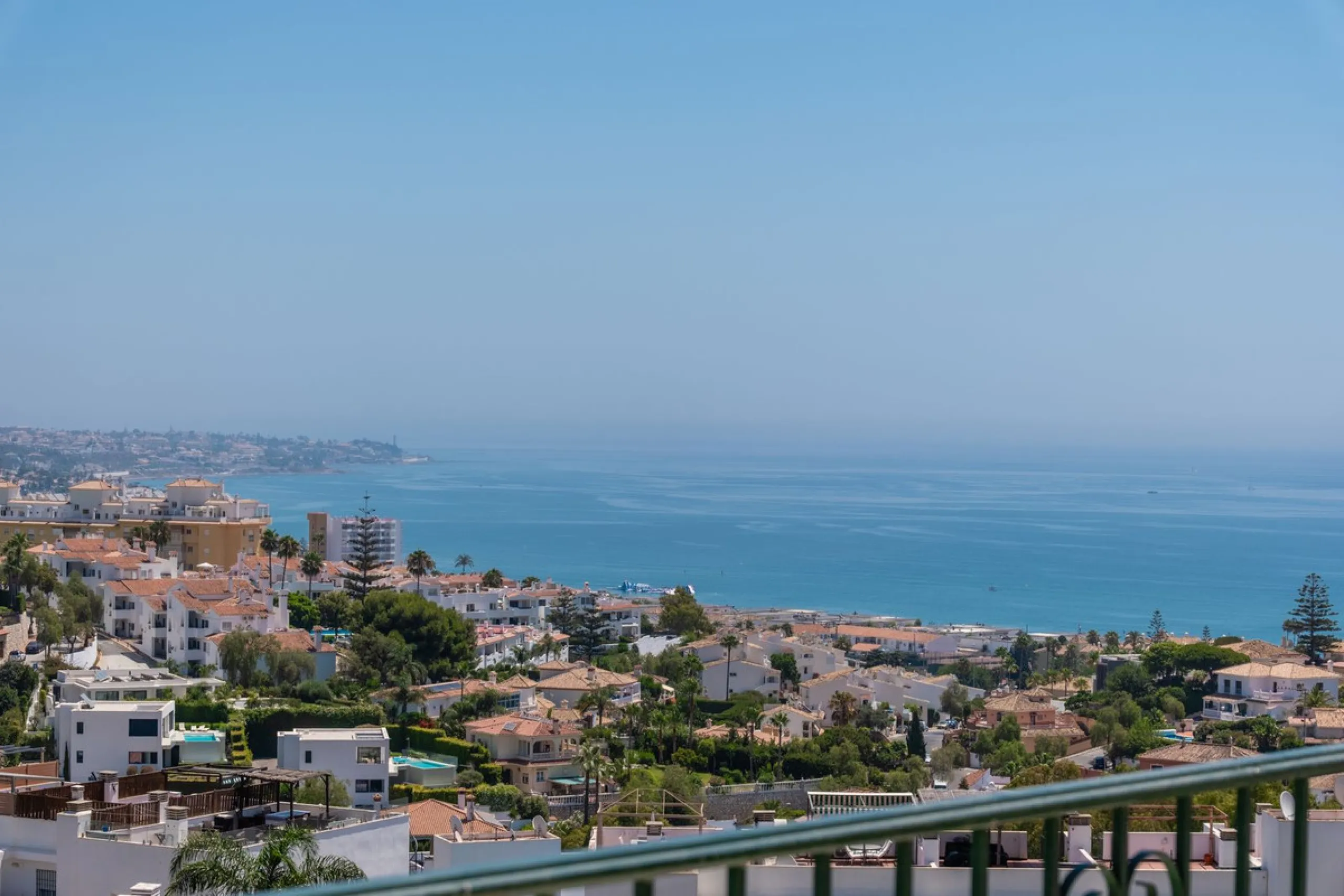 At the top of Miraflores, we welcome you to this newly renovated penthouse apartment with nothing less than breathtaking views of the Mediterranean and beautiful mountain views. On the horizon, on a clear day in autumn and spring, you will see the famous 
