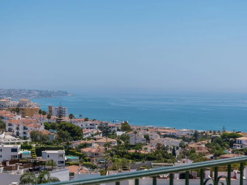 At the top of Miraflores, we welcome you to this newly renovated penthouse apartment with nothing less than breathtaking views of the Mediterranean and beautiful mountain views. On the horizon, on a clear day in autumn and spring, you will see the famous 