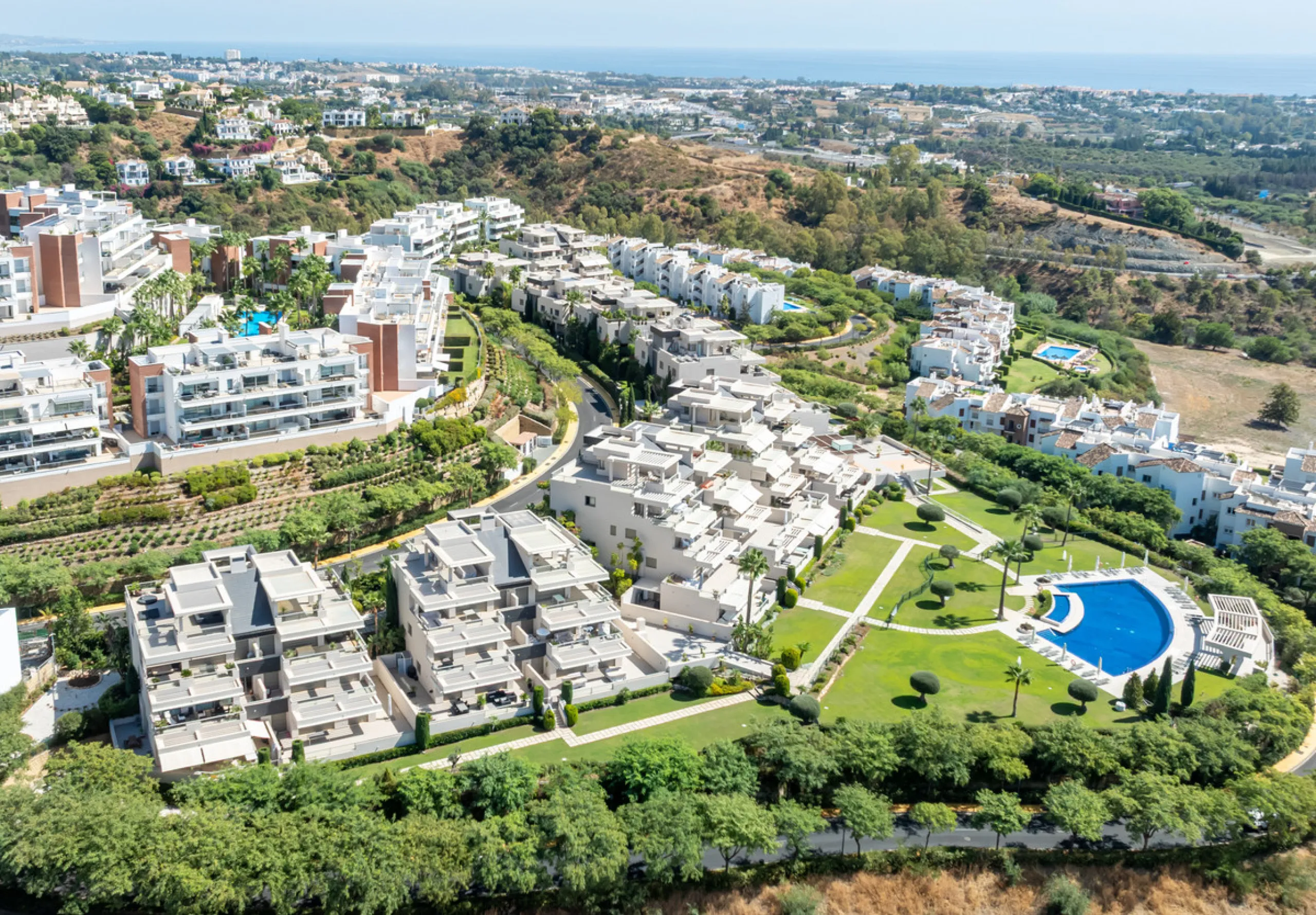 This modern apartment offers a range of features designed to enhance your living experience. The property boasts three bedrooms, each with its own en-suite bathroom, adding a touch of luxury. The apartment's west orientation allows for ample natural light