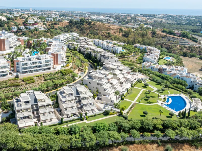 This modern apartment offers a range of features designed to enhance your living experience. The property boasts three bedrooms, each with its own en-suite bathroom, adding a touch of luxury. The apartment's west orientation allows for ample natural light