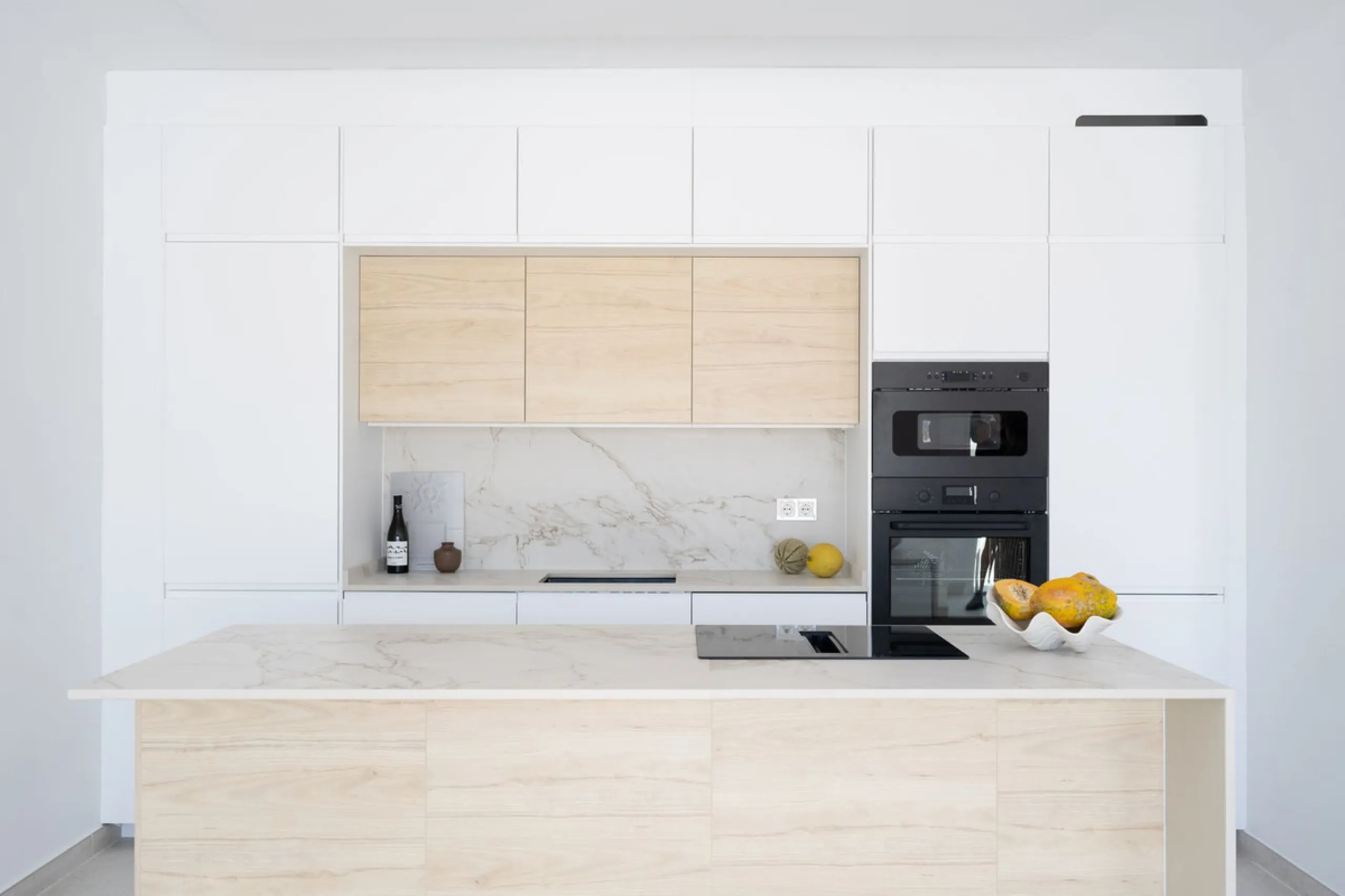 At the top of Miraflores, we welcome you to this newly renovated penthouse apartment with nothing less than breathtaking views of the Mediterranean and beautiful mountain views. On the horizon, on a clear day in autumn and spring, you will see the famous 