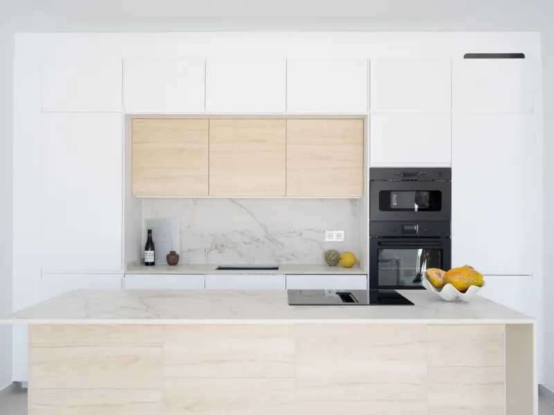 At the top of Miraflores, we welcome you to this newly renovated penthouse apartment with nothing less than breathtaking views of the Mediterranean and beautiful mountain views. On the horizon, on a clear day in autumn and spring, you will see the famous 