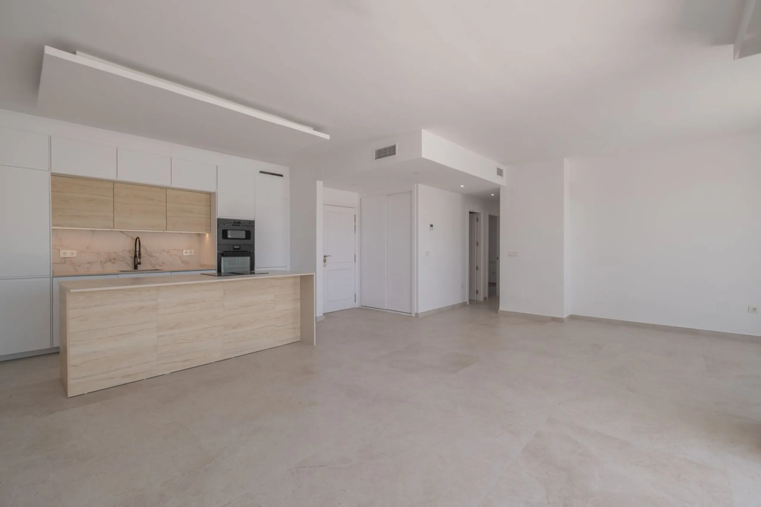 At the top of Miraflores, we welcome you to this newly renovated penthouse apartment with nothing less than breathtaking views of the Mediterranean and beautiful mountain views. On the horizon, on a clear day in autumn and spring, you will see the famous 