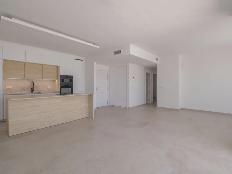 At the top of Miraflores, we welcome you to this newly renovated penthouse apartment with nothing less than breathtaking views of the Mediterranean and beautiful mountain views. On the horizon, on a clear day in autumn and spring, you will see the famous 