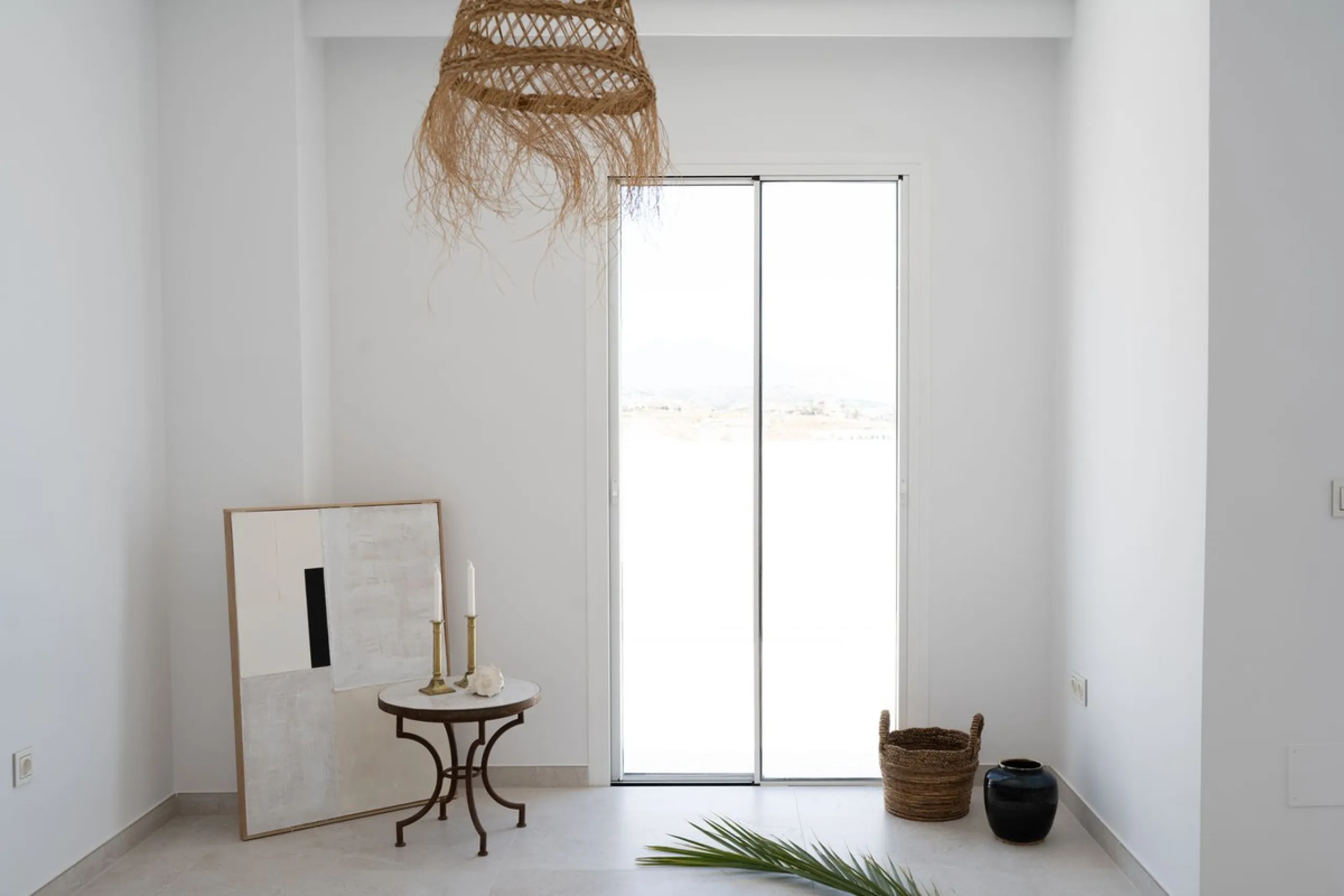 At the top of Miraflores, we welcome you to this newly renovated penthouse apartment with nothing less than breathtaking views of the Mediterranean and beautiful mountain views. On the horizon, on a clear day in autumn and spring, you will see the famous 