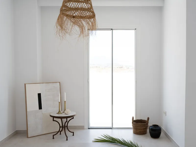 At the top of Miraflores, we welcome you to this newly renovated penthouse apartment with nothing less than breathtaking views of the Mediterranean and beautiful mountain views. On the horizon, on a clear day in autumn and spring, you will see the famous 