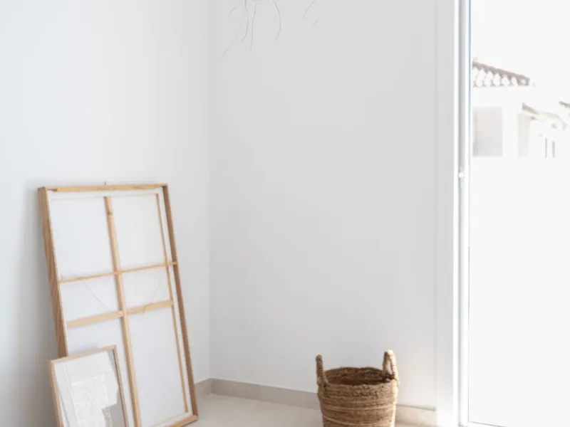 At the top of Miraflores, we welcome you to this newly renovated penthouse apartment with nothing less than breathtaking views of the Mediterranean and beautiful mountain views. On the horizon, on a clear day in autumn and spring, you will see the famous 