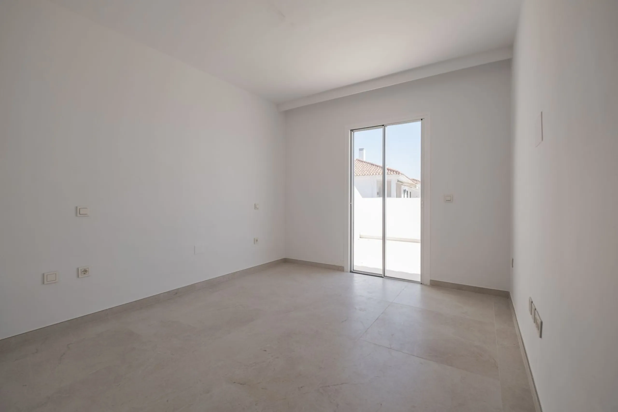 At the top of Miraflores, we welcome you to this newly renovated penthouse apartment with nothing less than breathtaking views of the Mediterranean and beautiful mountain views. On the horizon, on a clear day in autumn and spring, you will see the famous 
