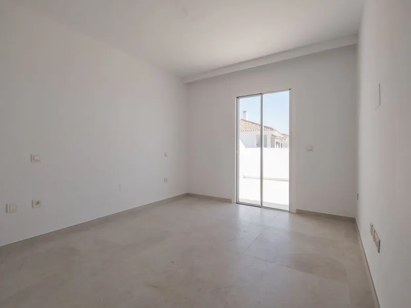 At the top of Miraflores, we welcome you to this newly renovated penthouse apartment with nothing less than breathtaking views of the Mediterranean and beautiful mountain views. On the horizon, on a clear day in autumn and spring, you will see the famous 