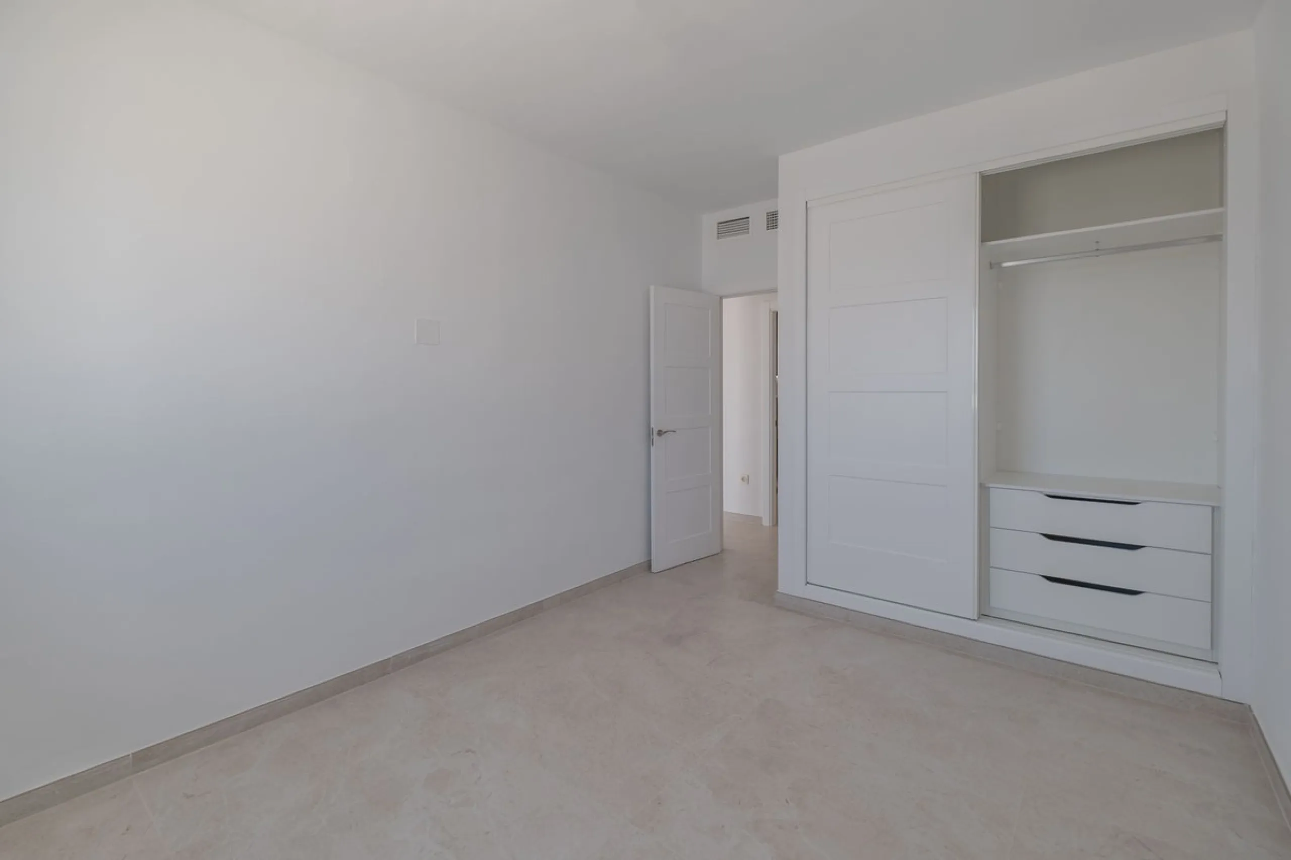 At the top of Miraflores, we welcome you to this newly renovated penthouse apartment with nothing less than breathtaking views of the Mediterranean and beautiful mountain views. On the horizon, on a clear day in autumn and spring, you will see the famous 