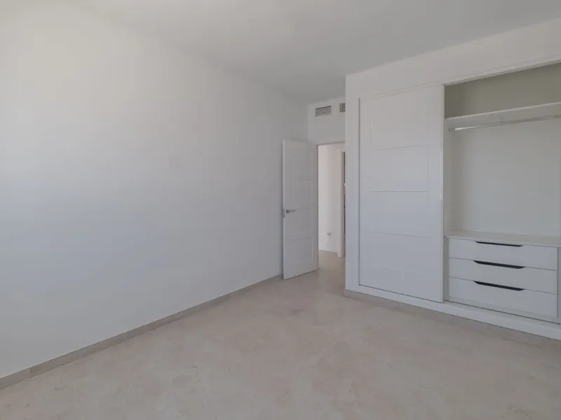 At the top of Miraflores, we welcome you to this newly renovated penthouse apartment with nothing less than breathtaking views of the Mediterranean and beautiful mountain views. On the horizon, on a clear day in autumn and spring, you will see the famous 