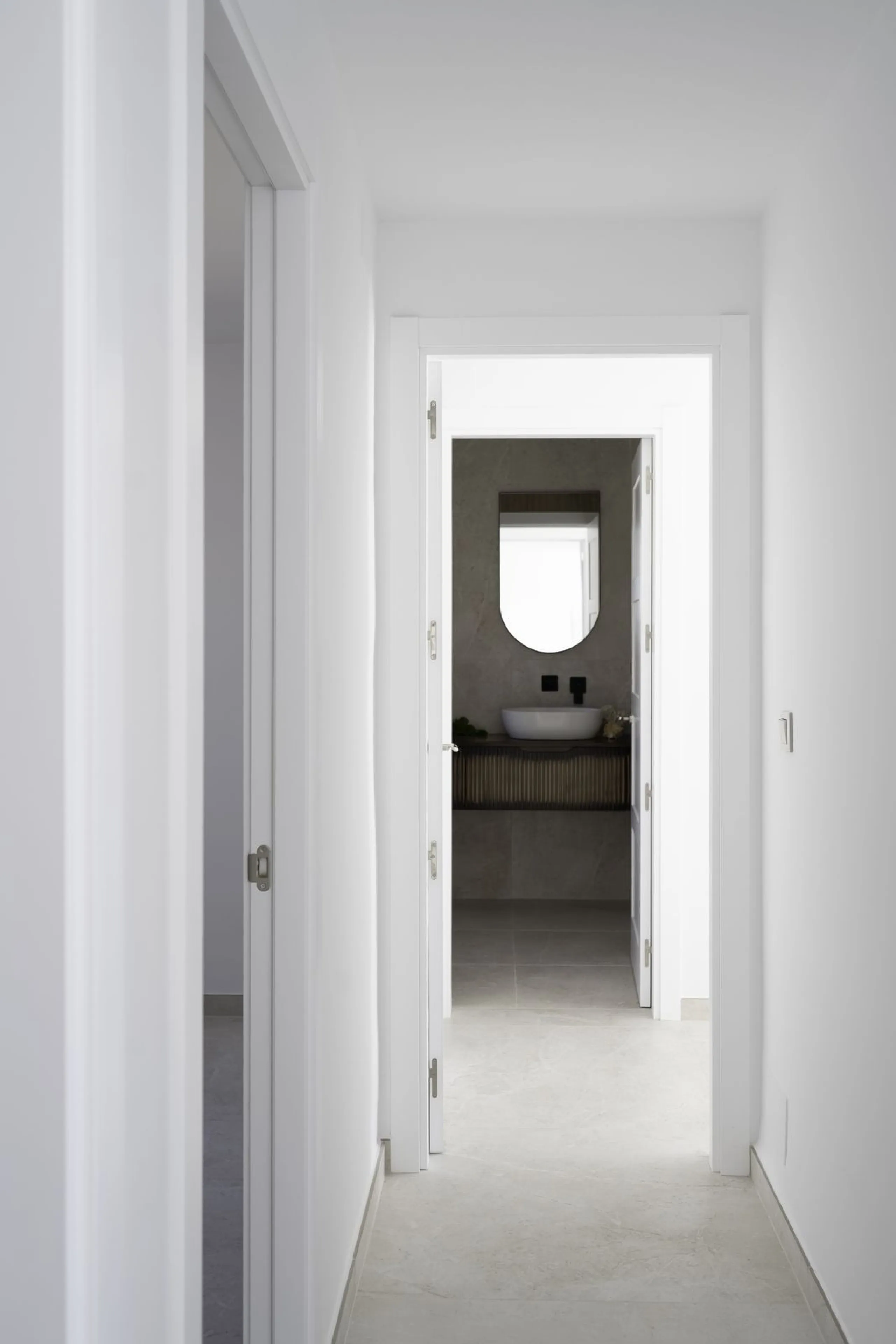 At the top of Miraflores, we welcome you to this newly renovated penthouse apartment with nothing less than breathtaking views of the Mediterranean and beautiful mountain views. On the horizon, on a clear day in autumn and spring, you will see the famous 