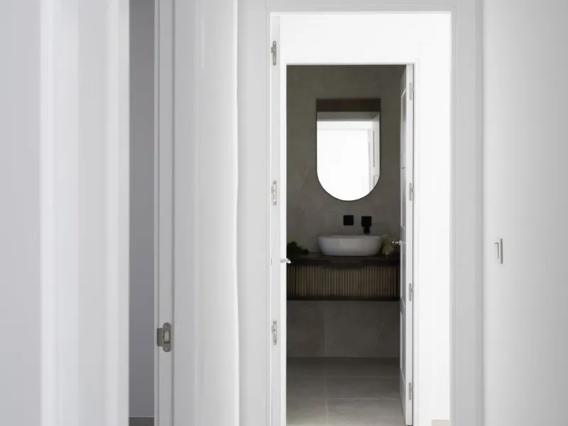 At the top of Miraflores, we welcome you to this newly renovated penthouse apartment with nothing less than breathtaking views of the Mediterranean and beautiful mountain views. On the horizon, on a clear day in autumn and spring, you will see the famous 
