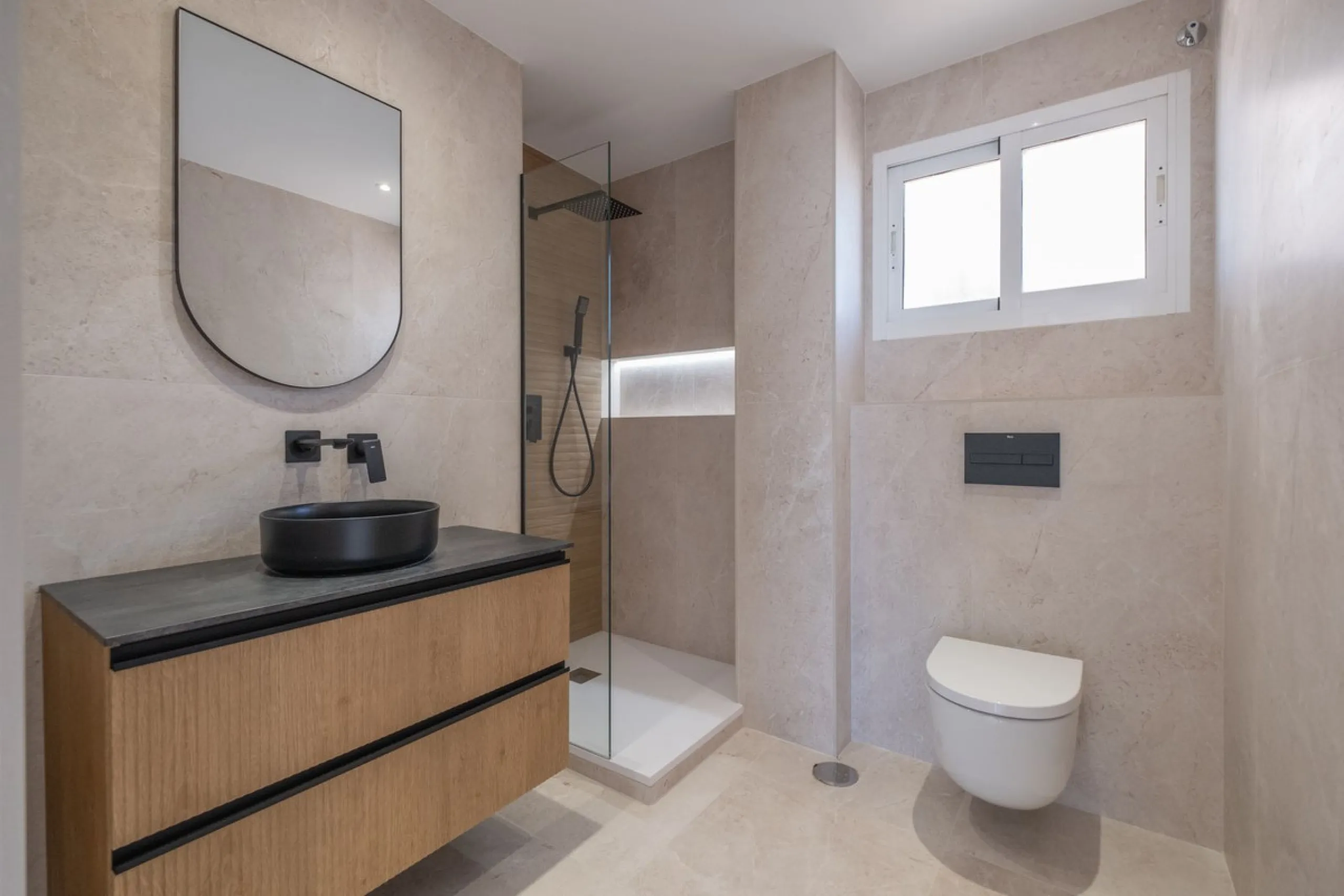 At the top of Miraflores, we welcome you to this newly renovated penthouse apartment with nothing less than breathtaking views of the Mediterranean and beautiful mountain views. On the horizon, on a clear day in autumn and spring, you will see the famous 