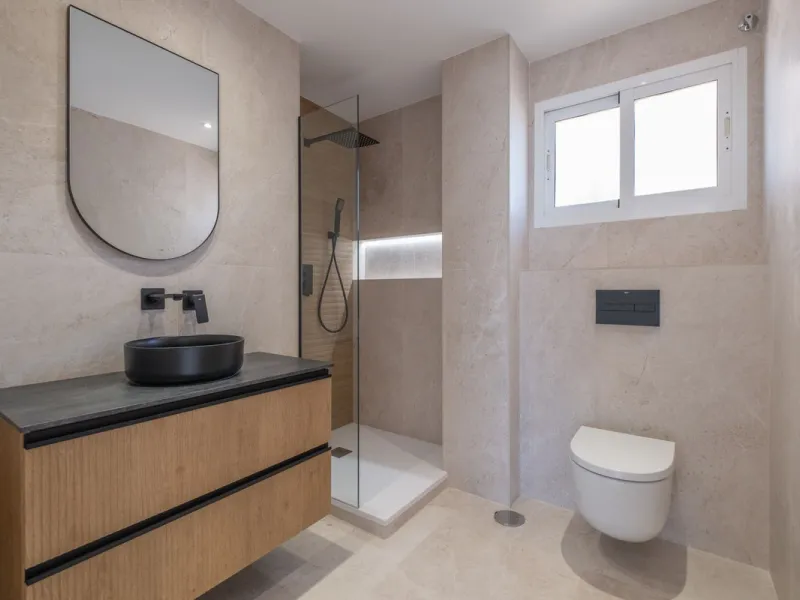 At the top of Miraflores, we welcome you to this newly renovated penthouse apartment with nothing less than breathtaking views of the Mediterranean and beautiful mountain views. On the horizon, on a clear day in autumn and spring, you will see the famous 