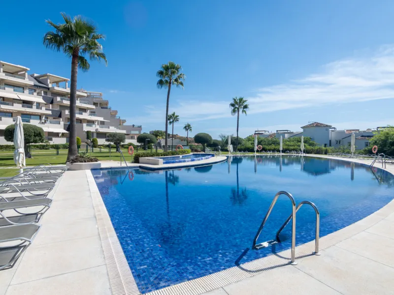 This modern apartment offers a range of features designed to enhance your living experience. The property boasts three bedrooms, each with its own en-suite bathroom, adding a touch of luxury. The apartment's west orientation allows for ample natural light