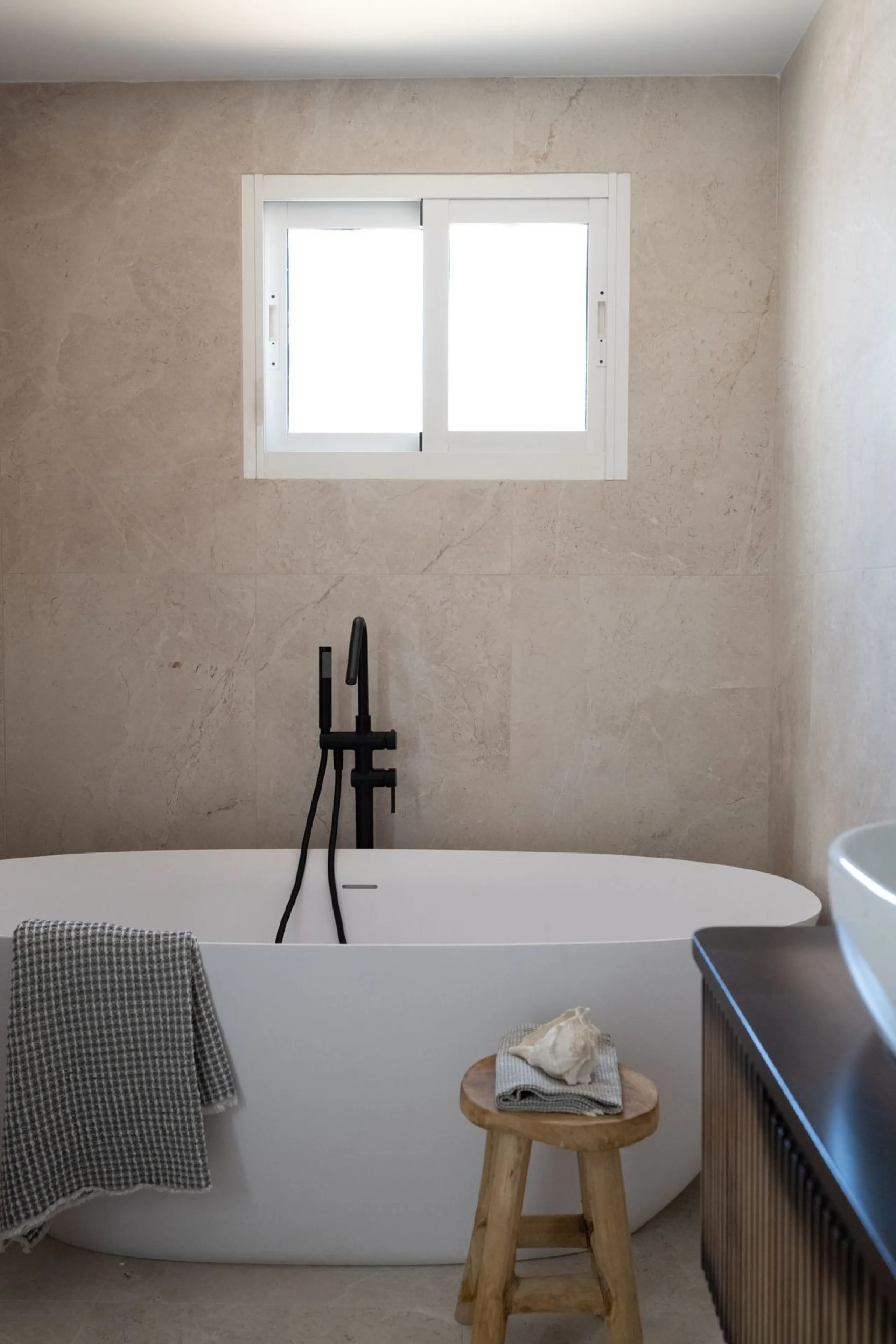 At the top of Miraflores, we welcome you to this newly renovated penthouse apartment with nothing less than breathtaking views of the Mediterranean and beautiful mountain views. On the horizon, on a clear day in autumn and spring, you will see the famous 