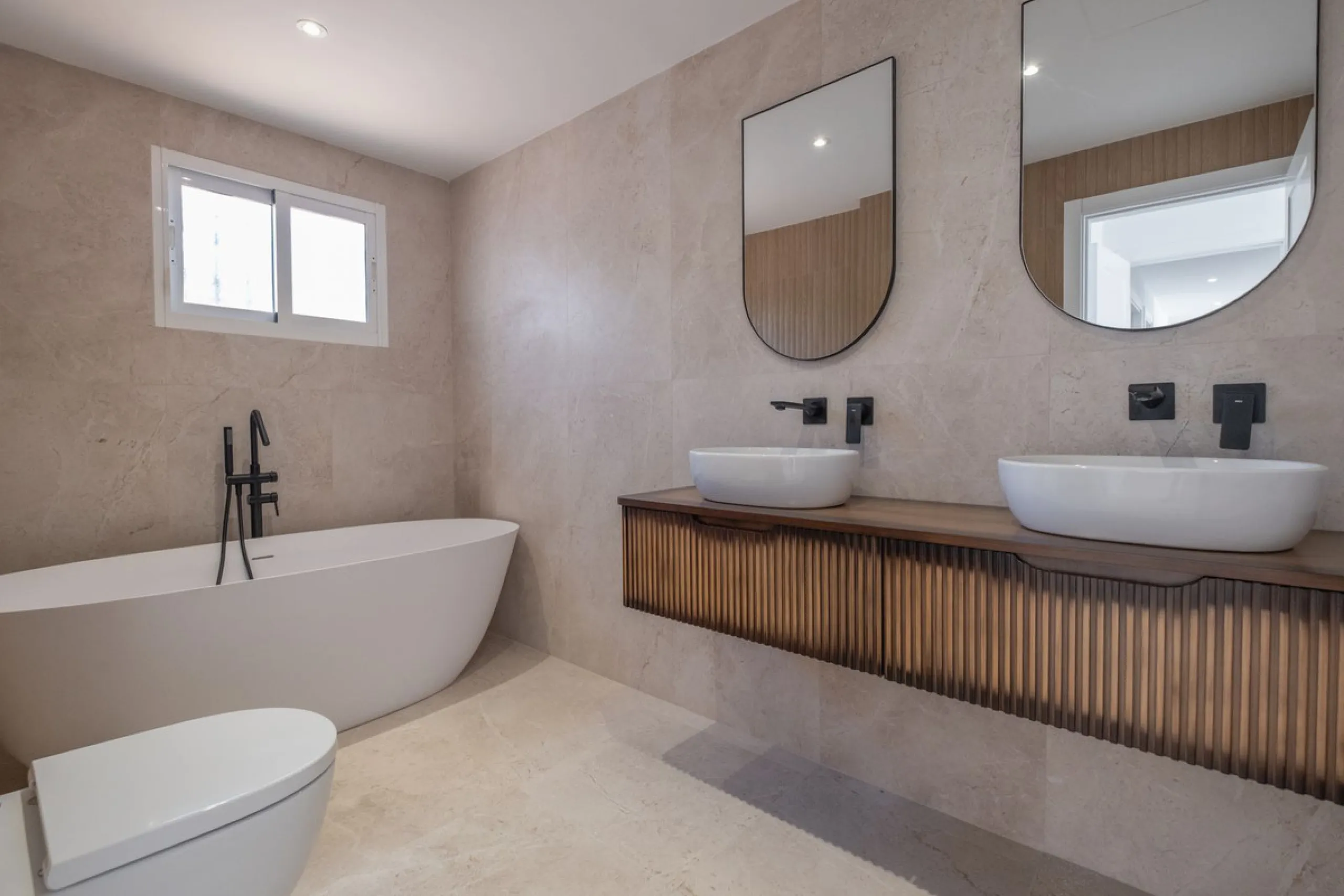 At the top of Miraflores, we welcome you to this newly renovated penthouse apartment with nothing less than breathtaking views of the Mediterranean and beautiful mountain views. On the horizon, on a clear day in autumn and spring, you will see the famous 