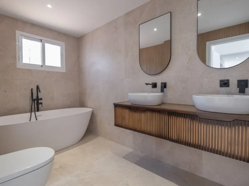 At the top of Miraflores, we welcome you to this newly renovated penthouse apartment with nothing less than breathtaking views of the Mediterranean and beautiful mountain views. On the horizon, on a clear day in autumn and spring, you will see the famous 