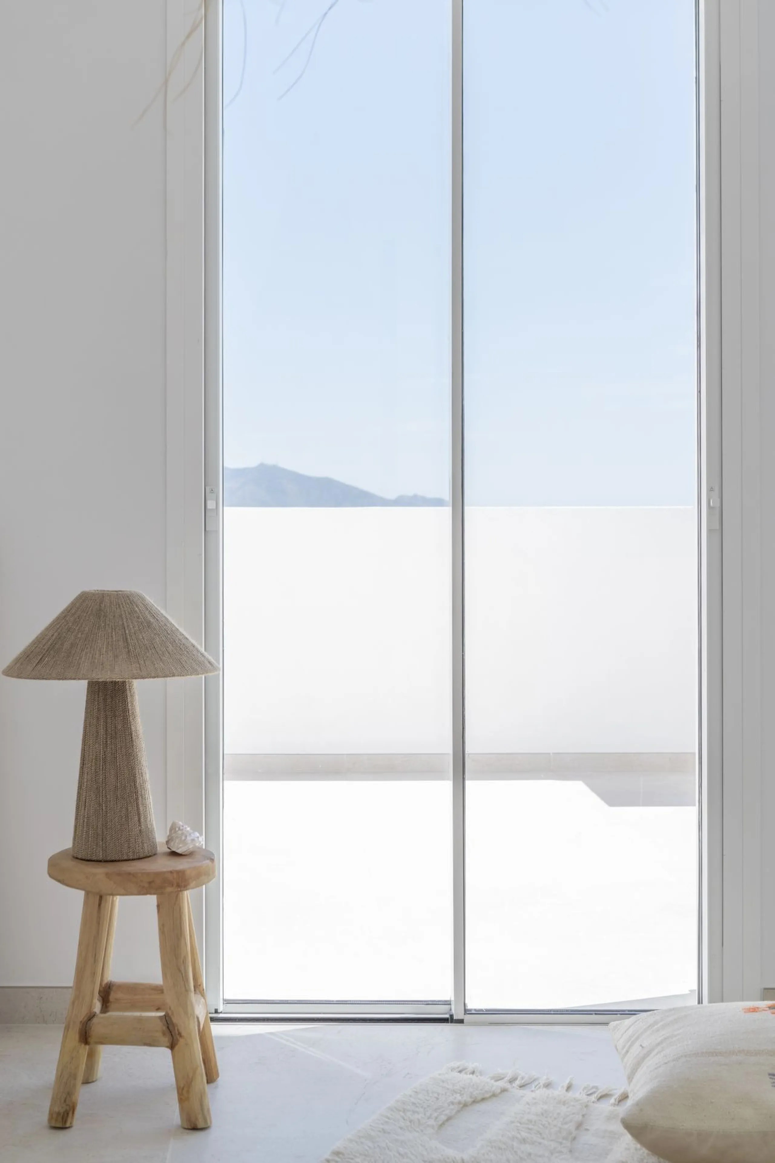 At the top of Miraflores, we welcome you to this newly renovated penthouse apartment with nothing less than breathtaking views of the Mediterranean and beautiful mountain views. On the horizon, on a clear day in autumn and spring, you will see the famous 