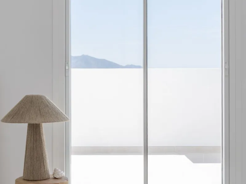 At the top of Miraflores, we welcome you to this newly renovated penthouse apartment with nothing less than breathtaking views of the Mediterranean and beautiful mountain views. On the horizon, on a clear day in autumn and spring, you will see the famous 