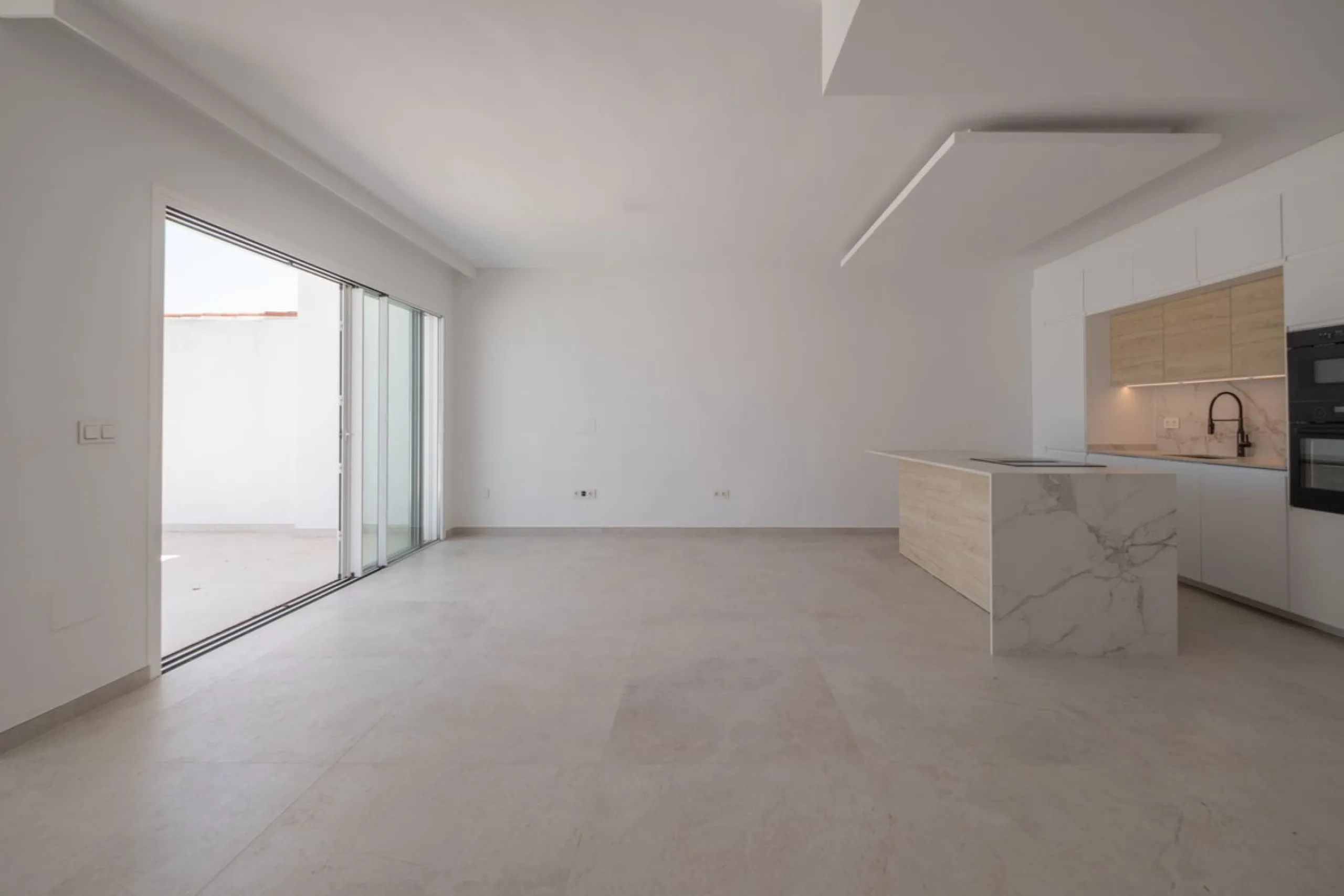 At the top of Miraflores, we welcome you to this newly renovated penthouse apartment with nothing less than breathtaking views of the Mediterranean and beautiful mountain views. On the horizon, on a clear day in autumn and spring, you will see the famous 