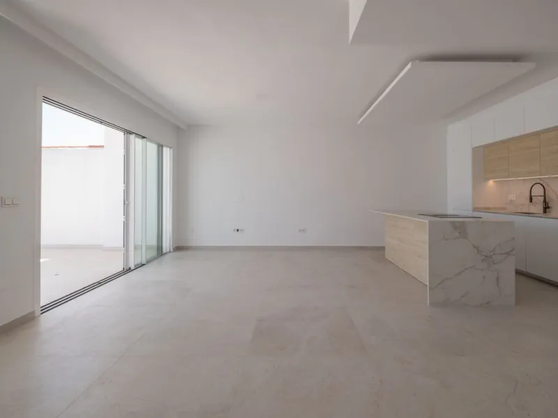 At the top of Miraflores, we welcome you to this newly renovated penthouse apartment with nothing less than breathtaking views of the Mediterranean and beautiful mountain views. On the horizon, on a clear day in autumn and spring, you will see the famous 