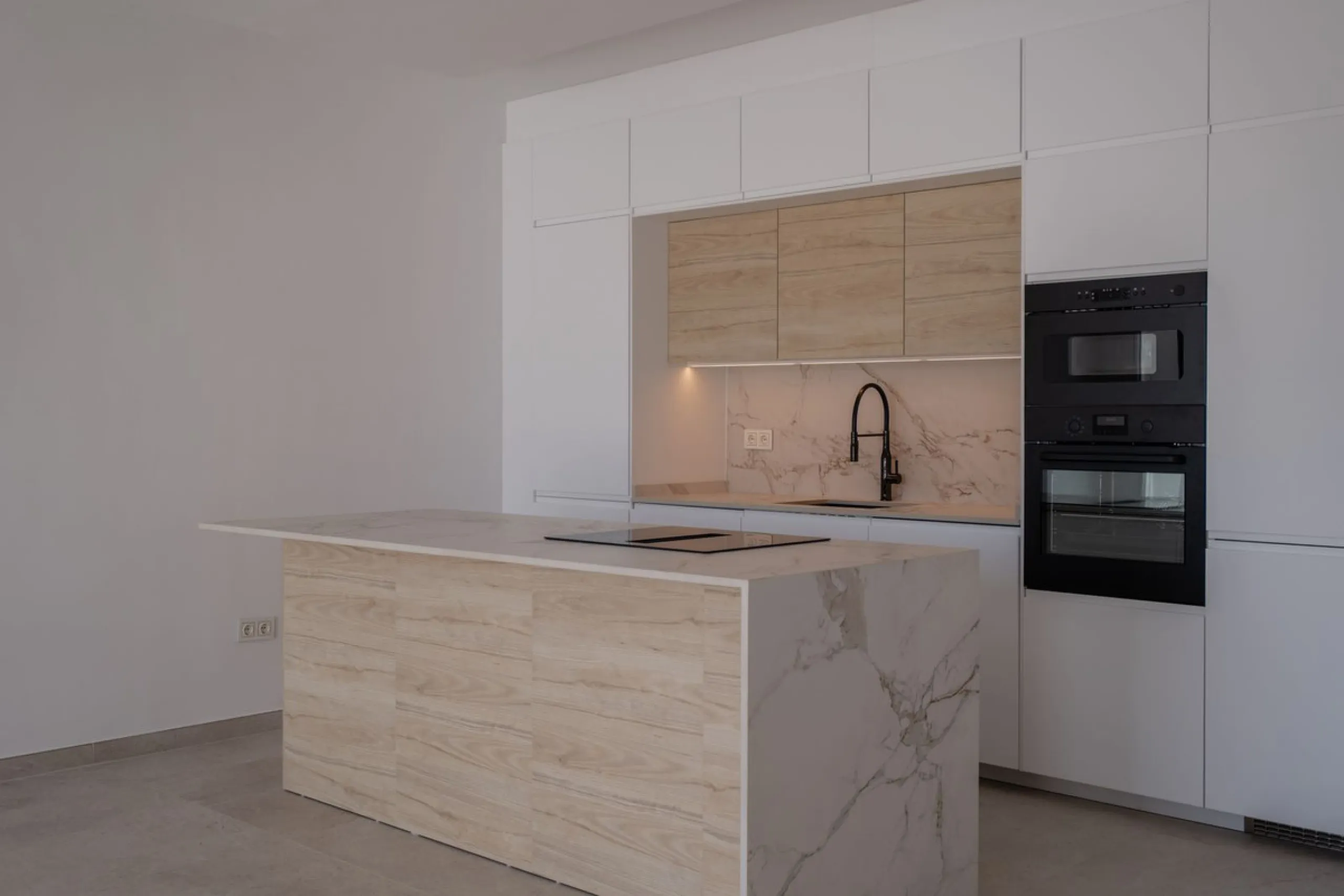 At the top of Miraflores, we welcome you to this newly renovated penthouse apartment with nothing less than breathtaking views of the Mediterranean and beautiful mountain views. On the horizon, on a clear day in autumn and spring, you will see the famous 