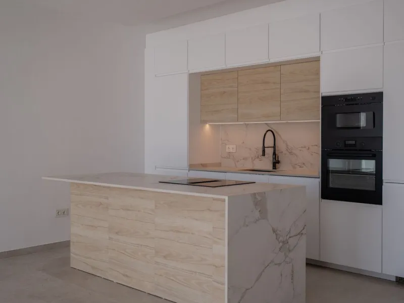 At the top of Miraflores, we welcome you to this newly renovated penthouse apartment with nothing less than breathtaking views of the Mediterranean and beautiful mountain views. On the horizon, on a clear day in autumn and spring, you will see the famous 