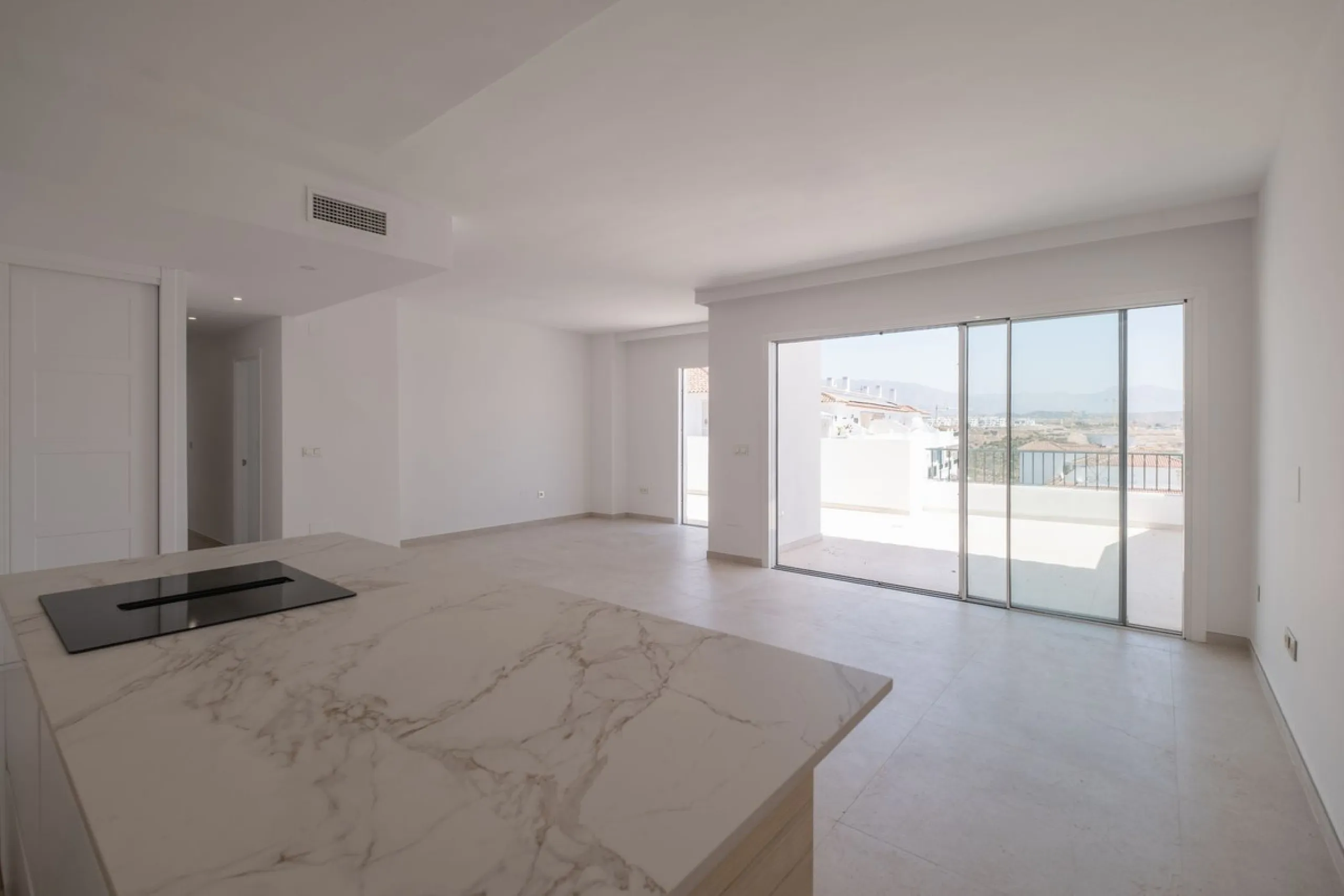 At the top of Miraflores, we welcome you to this newly renovated penthouse apartment with nothing less than breathtaking views of the Mediterranean and beautiful mountain views. On the horizon, on a clear day in autumn and spring, you will see the famous 