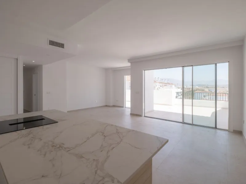 At the top of Miraflores, we welcome you to this newly renovated penthouse apartment with nothing less than breathtaking views of the Mediterranean and beautiful mountain views. On the horizon, on a clear day in autumn and spring, you will see the famous 