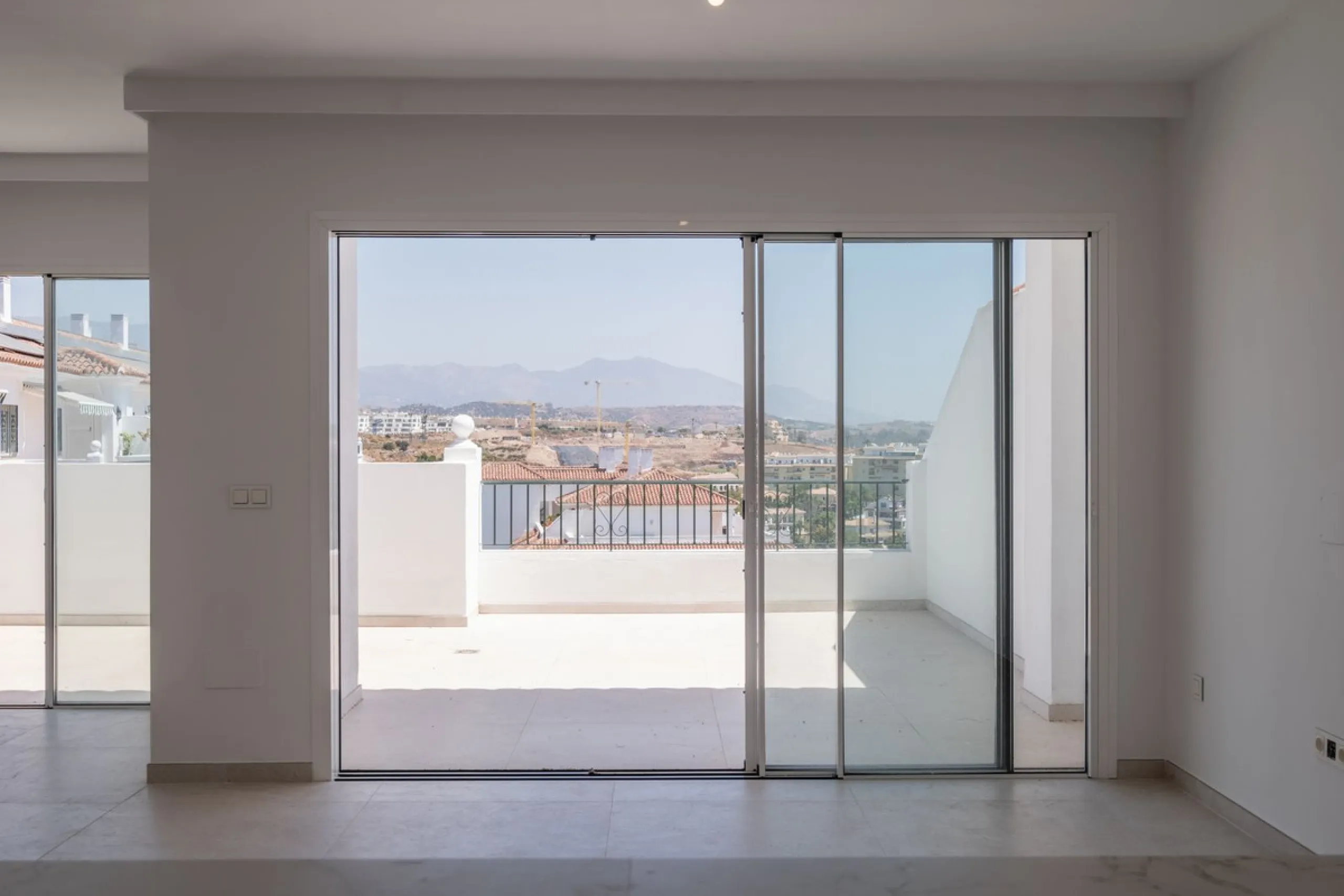 At the top of Miraflores, we welcome you to this newly renovated penthouse apartment with nothing less than breathtaking views of the Mediterranean and beautiful mountain views. On the horizon, on a clear day in autumn and spring, you will see the famous 