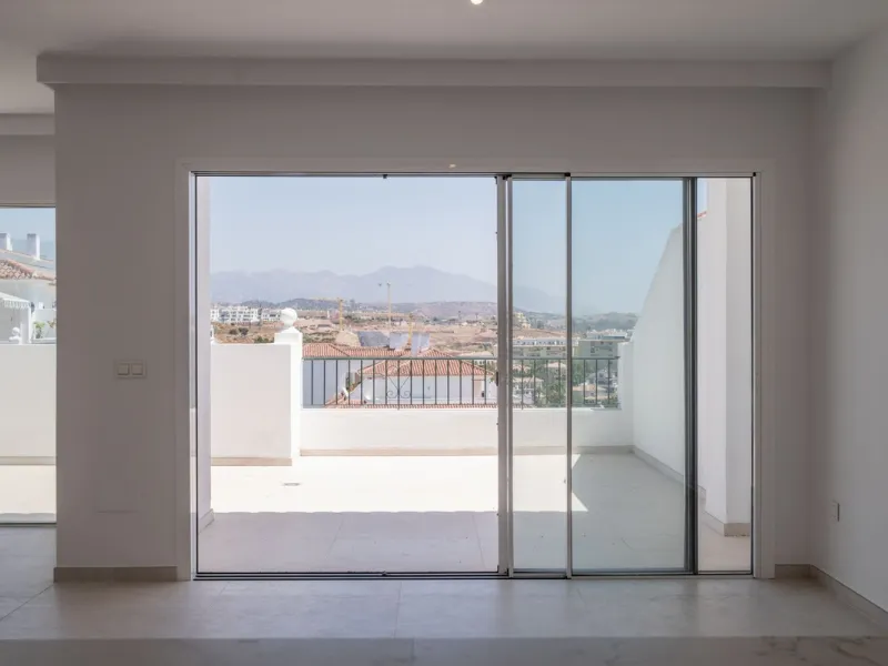 At the top of Miraflores, we welcome you to this newly renovated penthouse apartment with nothing less than breathtaking views of the Mediterranean and beautiful mountain views. On the horizon, on a clear day in autumn and spring, you will see the famous 