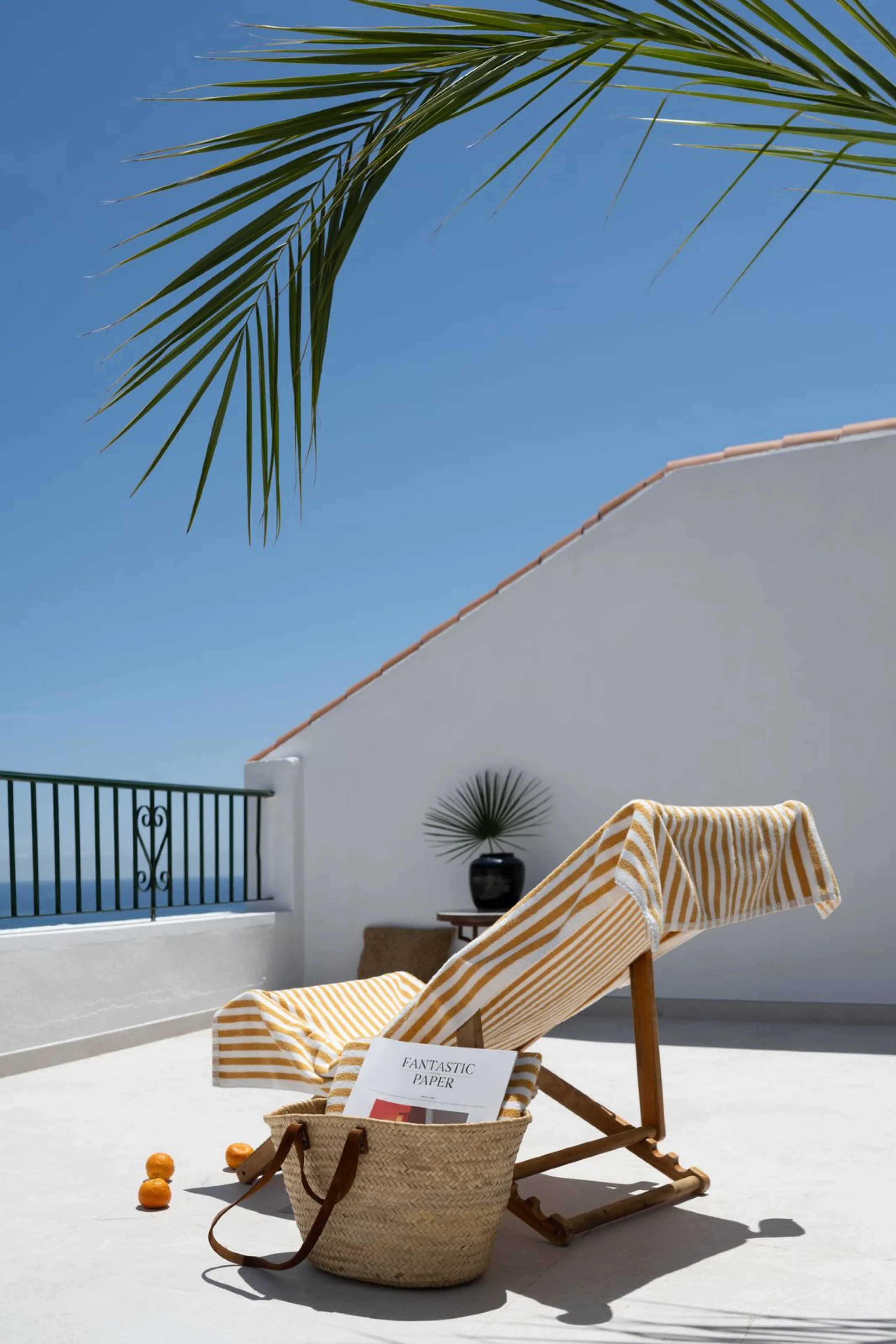 At the top of Miraflores, we welcome you to this newly renovated penthouse apartment with nothing less than breathtaking views of the Mediterranean and beautiful mountain views. On the horizon, on a clear day in autumn and spring, you will see the famous 
