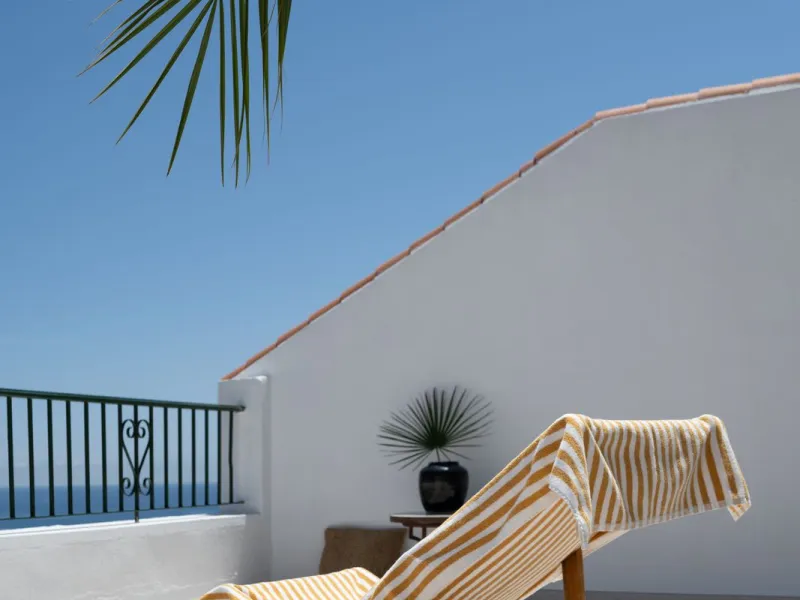 At the top of Miraflores, we welcome you to this newly renovated penthouse apartment with nothing less than breathtaking views of the Mediterranean and beautiful mountain views. On the horizon, on a clear day in autumn and spring, you will see the famous 