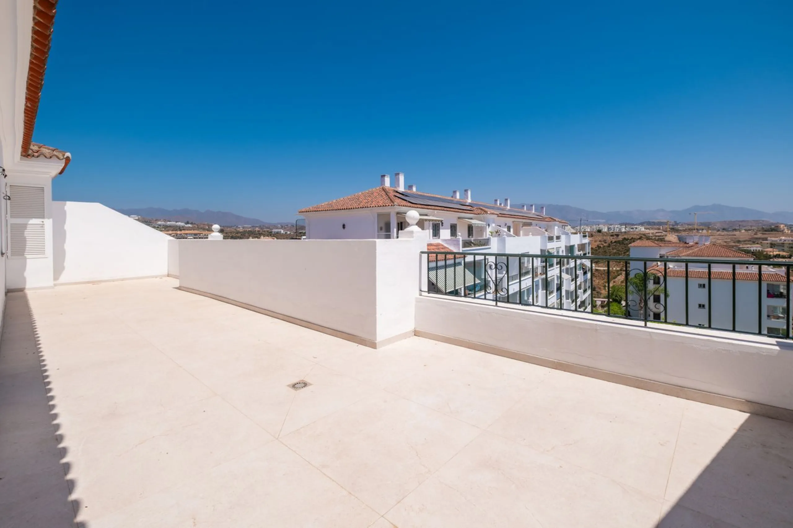 At the top of Miraflores, we welcome you to this newly renovated penthouse apartment with nothing less than breathtaking views of the Mediterranean and beautiful mountain views. On the horizon, on a clear day in autumn and spring, you will see the famous 